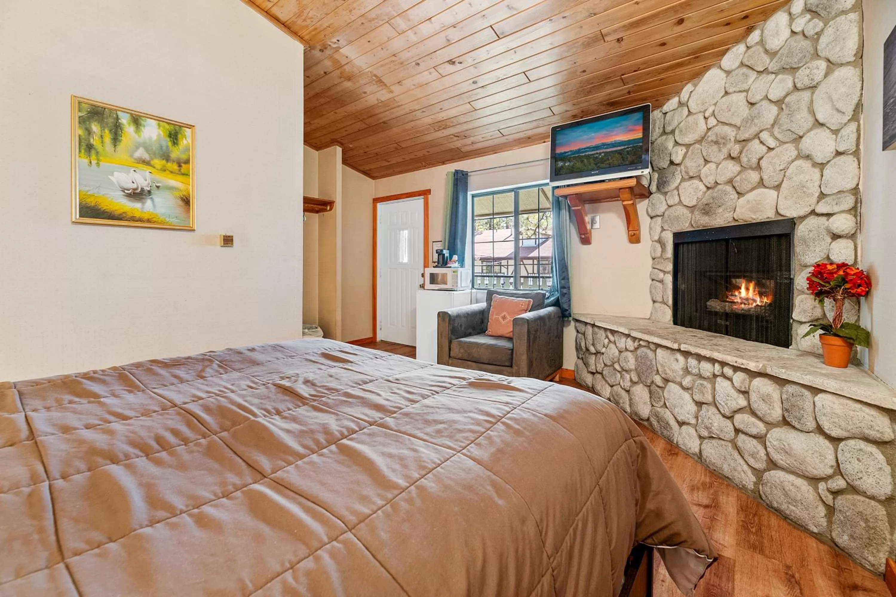Photo of the whole room, Bed in Black Forest Lodge