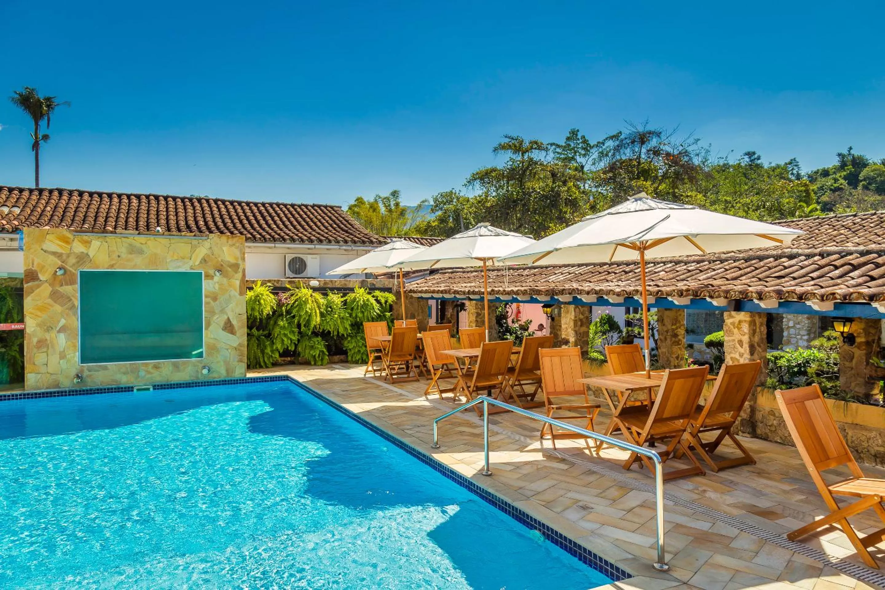 Swimming pool in Pousada Aconchego