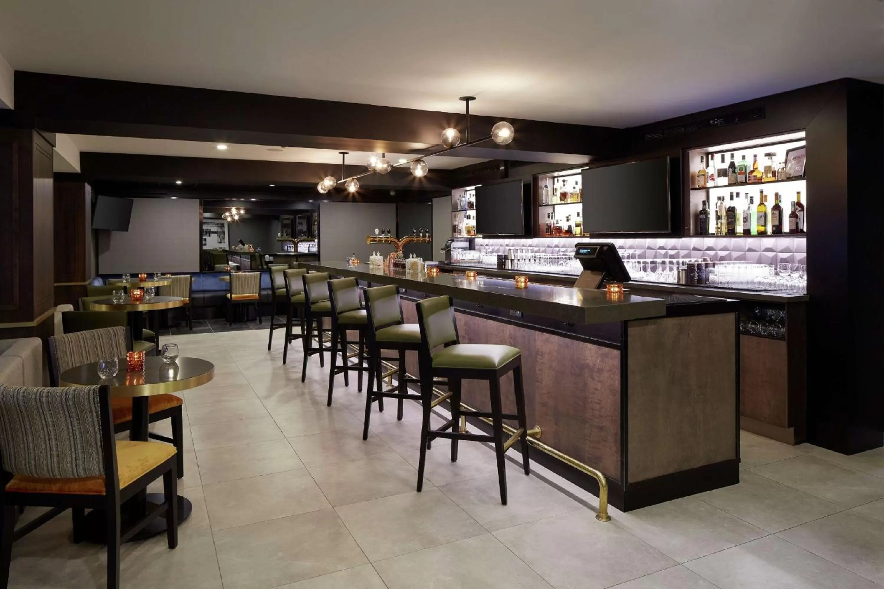 Lounge or bar in Doubletree By Hilton Montreal Airport