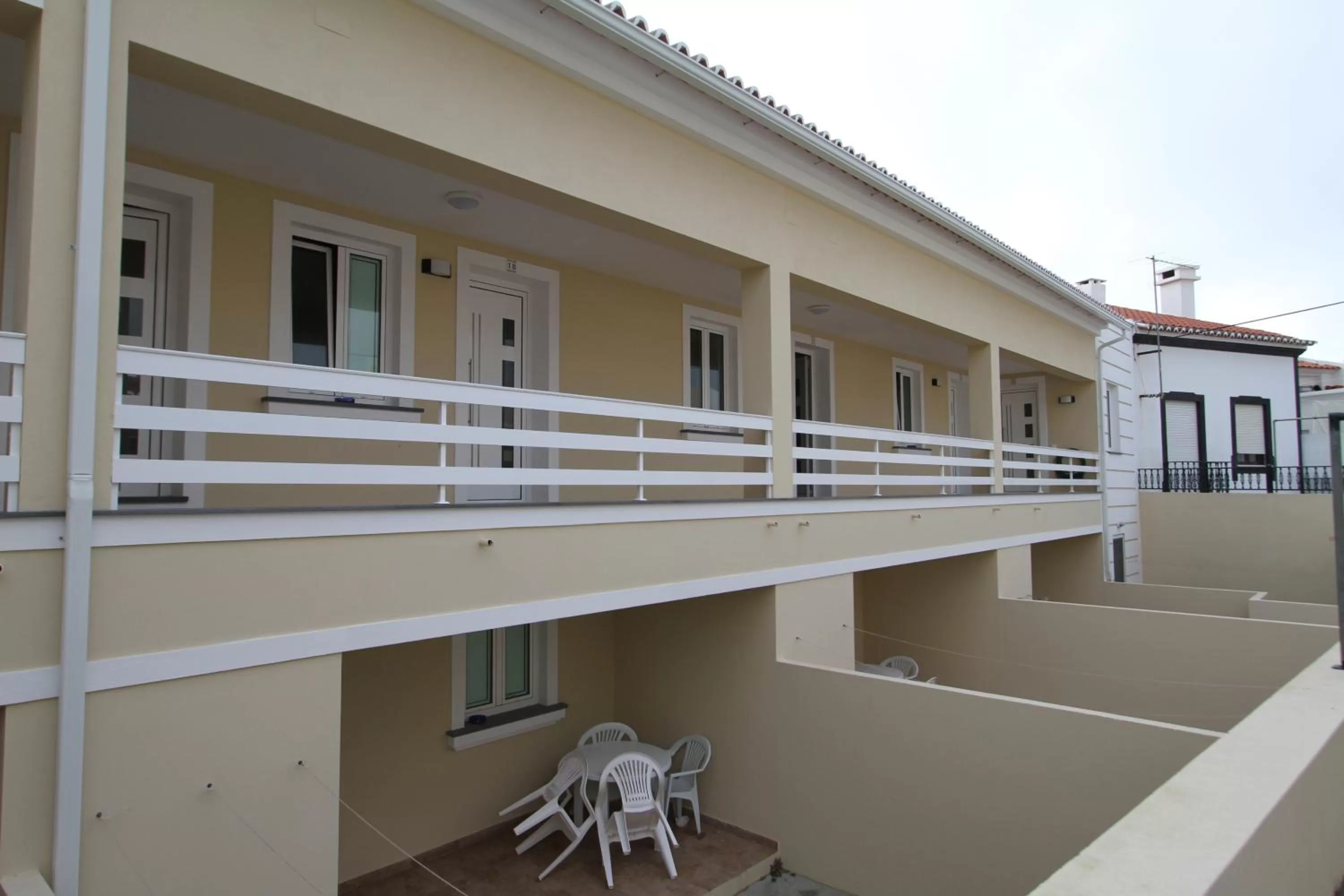 Facade/entrance, Balcony/Terrace in Costa & Isaias Apartamentos