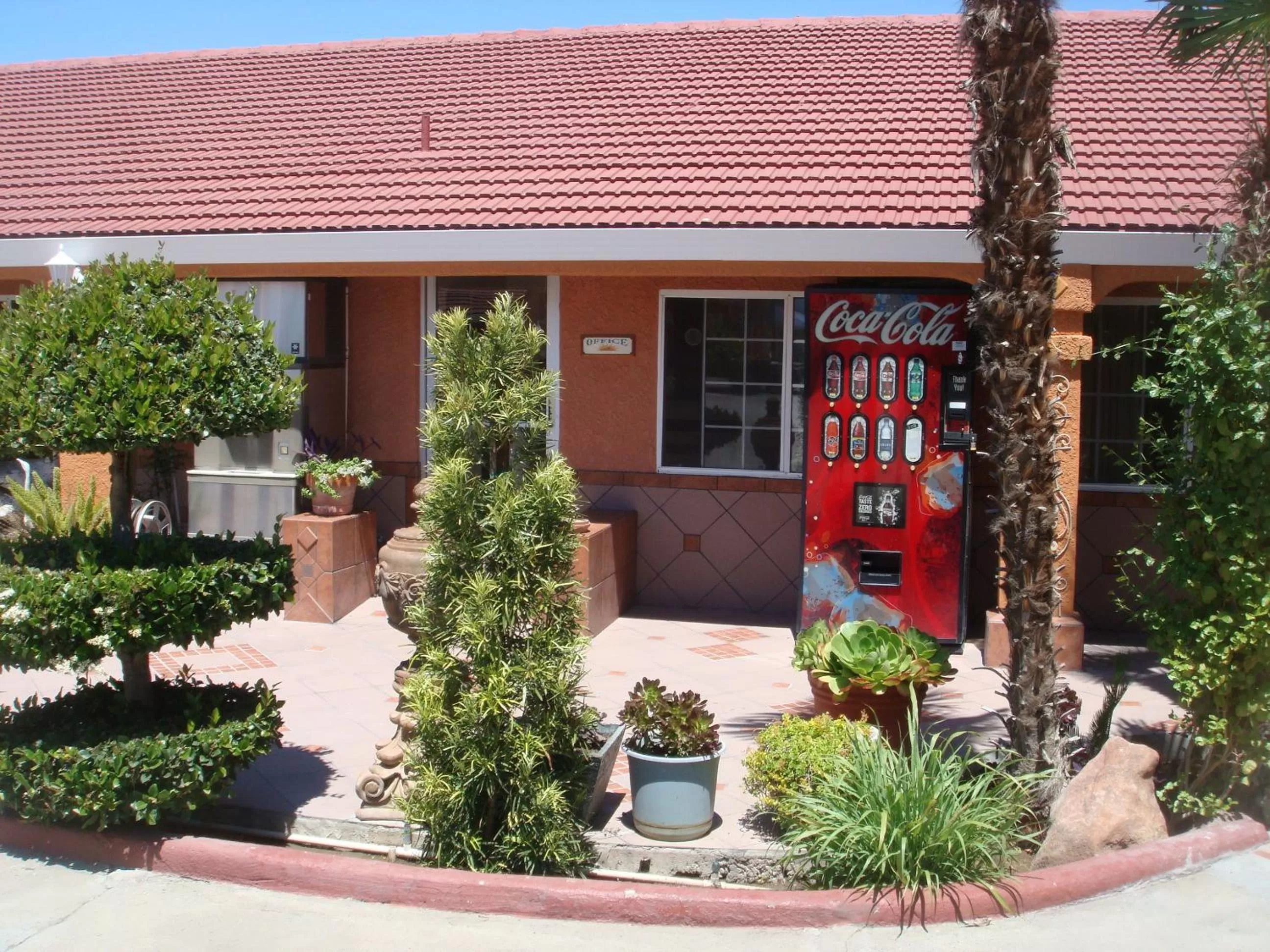 Garden in Economy Inn Los Banos