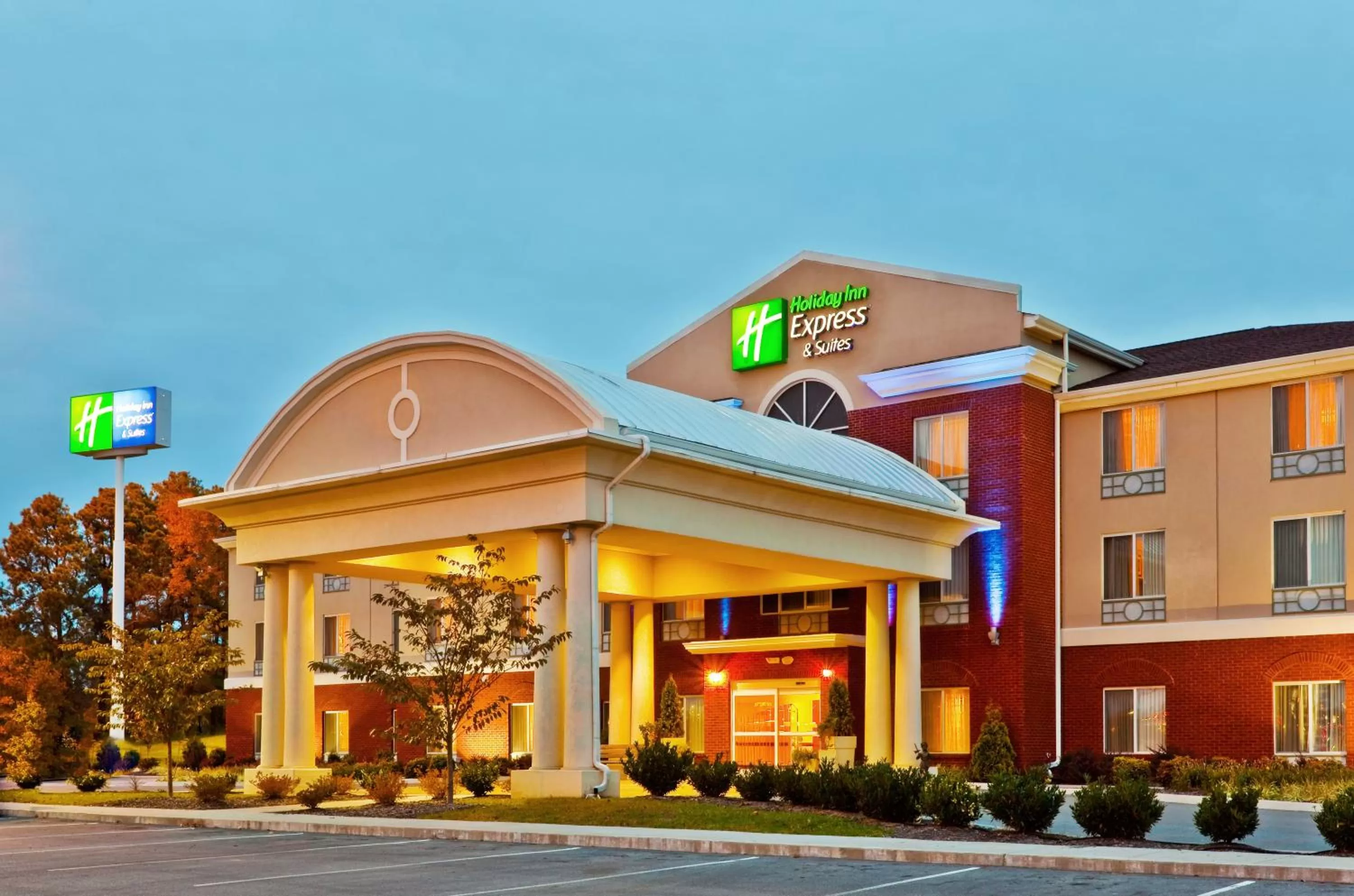 Property building in Holiday Inn Express Hotel & Suites Dickson by IHG