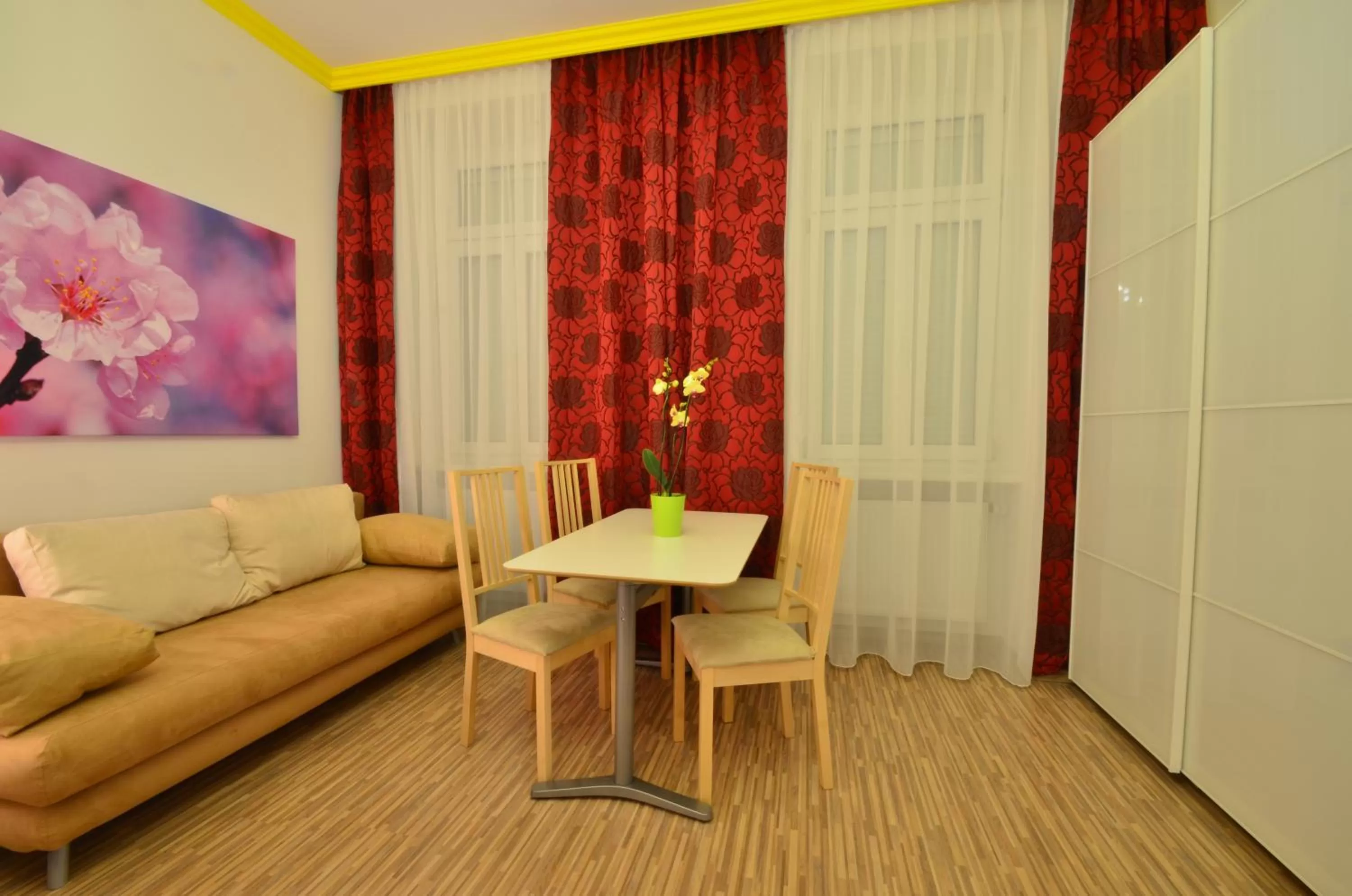 Seating area in AJO Apartments - Messe City Flat - Self-Check-in