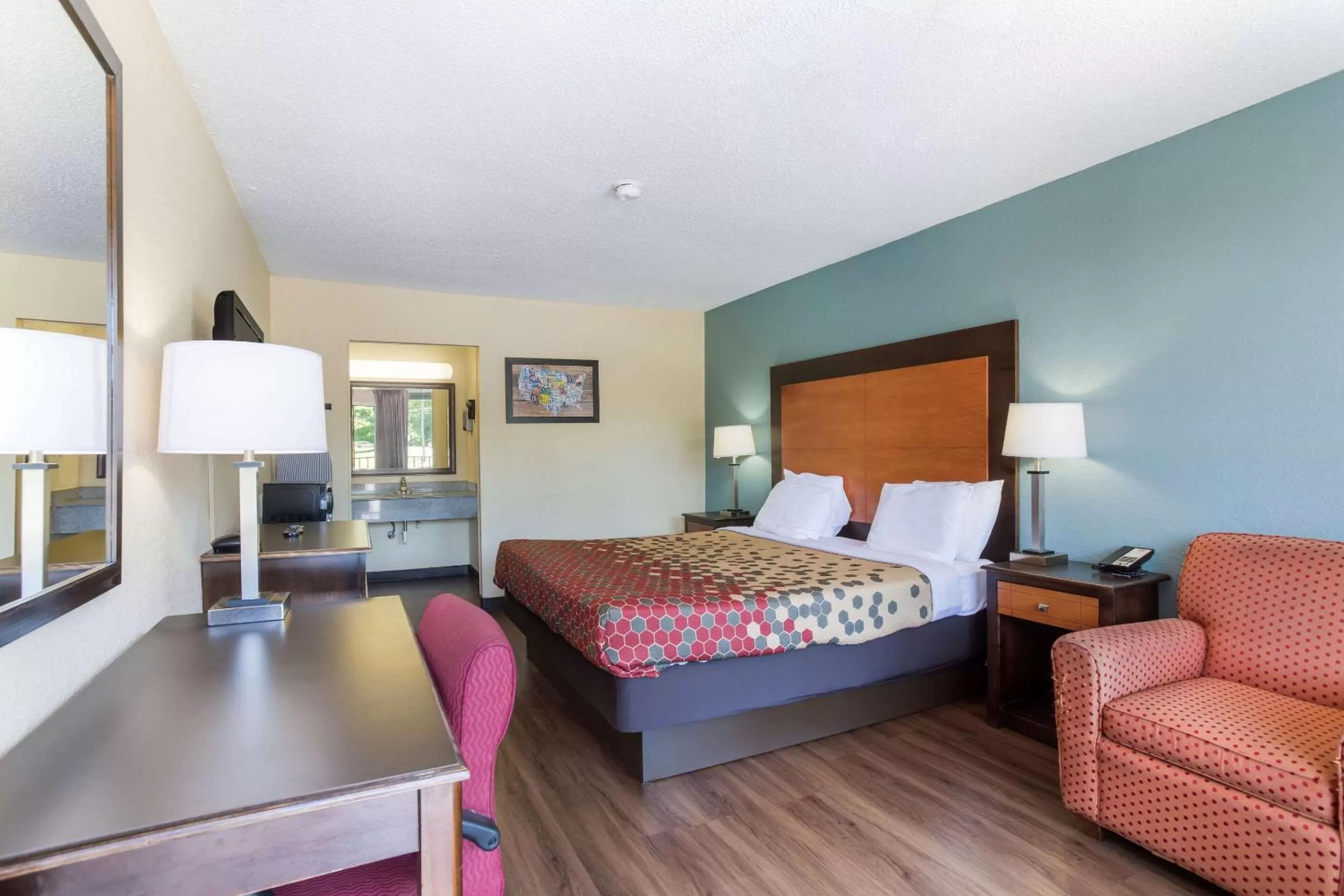 Photo of the whole room, Bed in Econo Lodge Gallatin - Metro Nashville