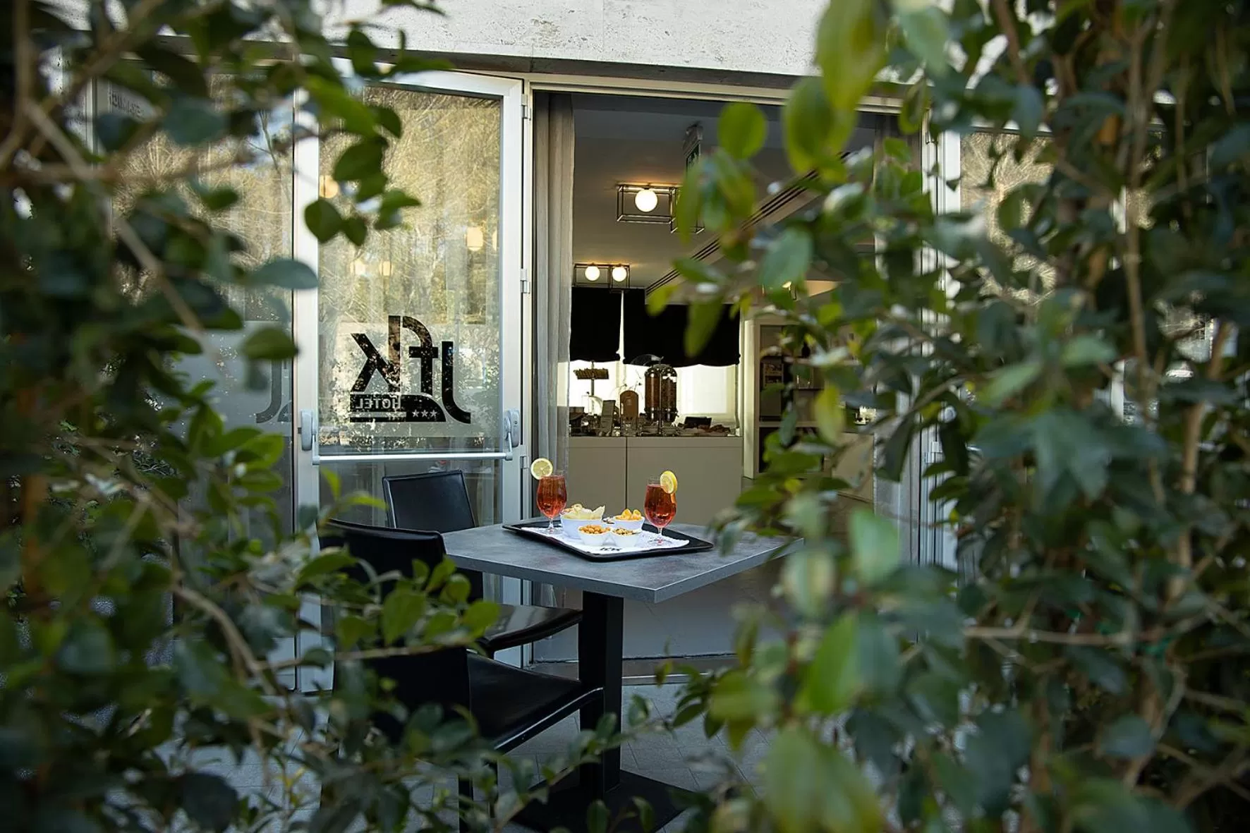 Patio in Best Western JFK Hotel