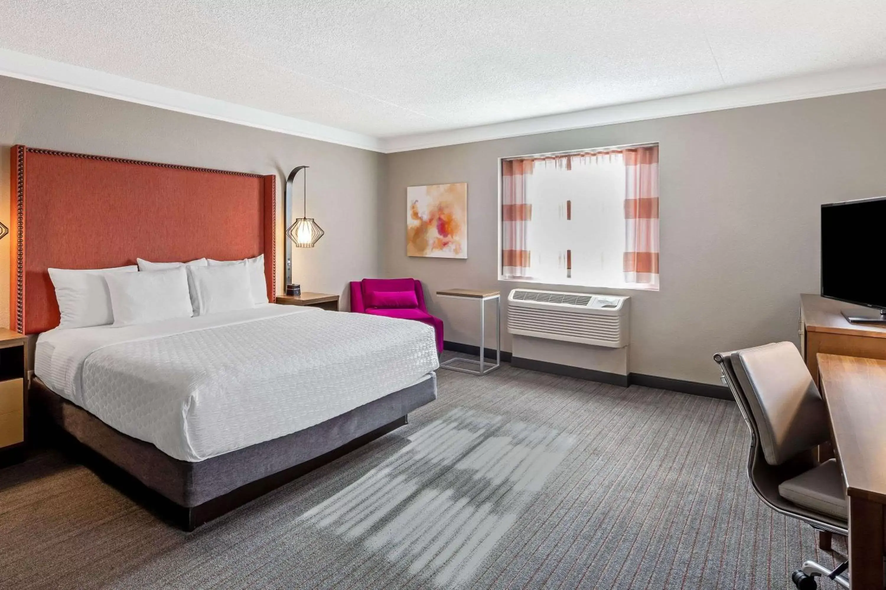 Deluxe King Room in La Quinta by Wyndham San Francisco Airport North - Free Airport Shuttle Deluxe King Room in La Quinta by Wyndham San Francisco Airport North - Free Airport Shuttle