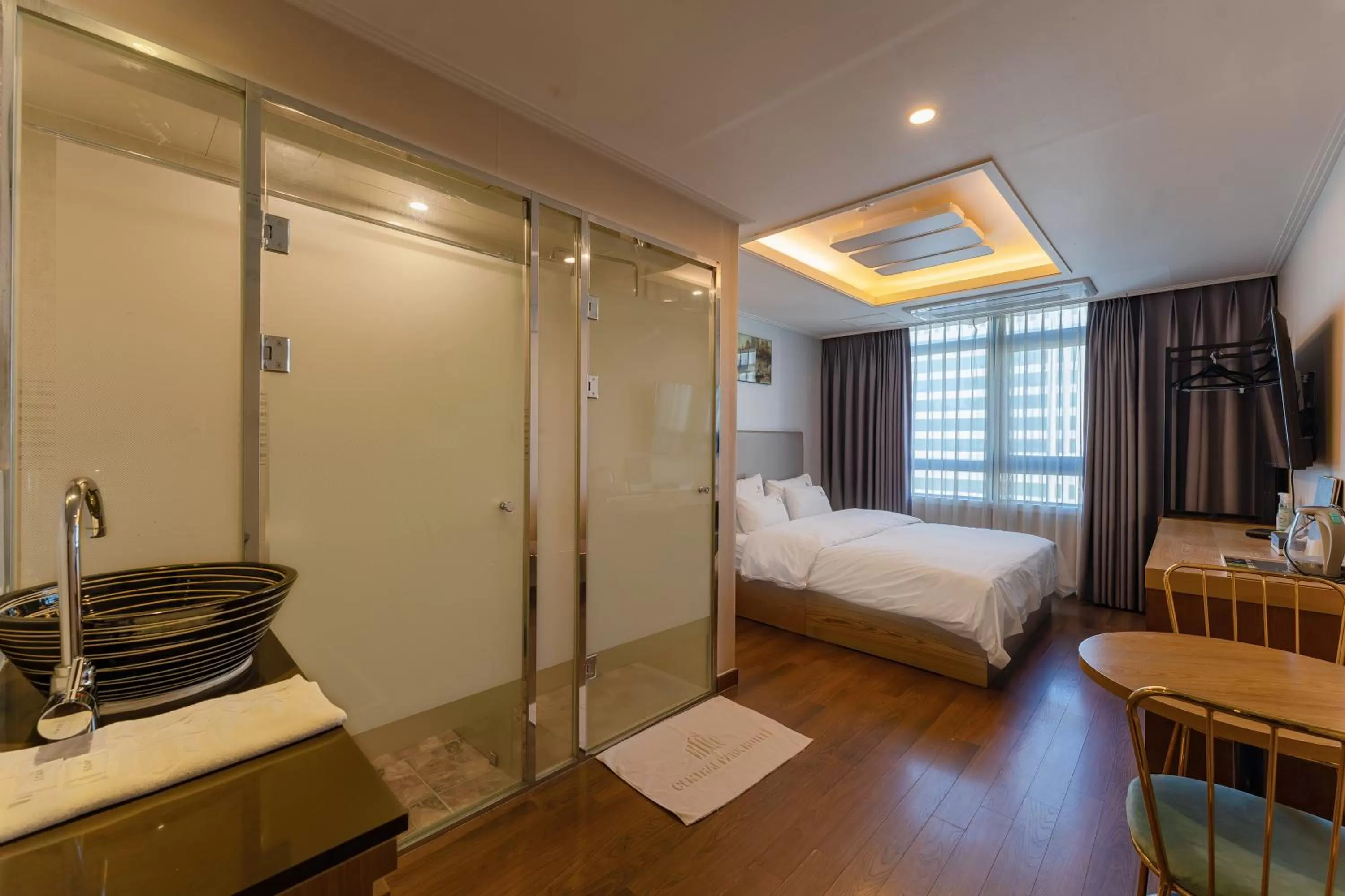 Shower, Bed in Central Park Hotel Busan