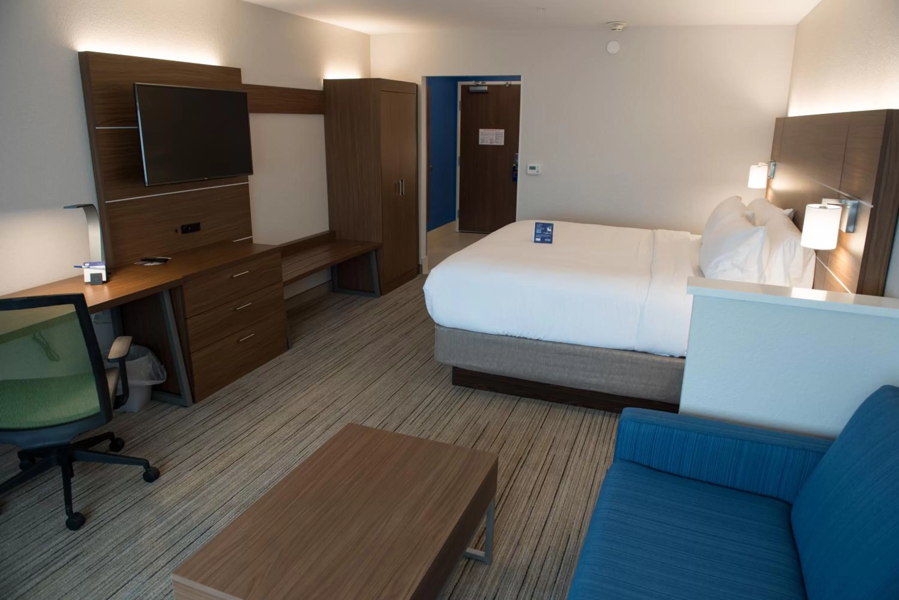 Bed in Holiday Inn Express & Suites - Merrillville by IHG