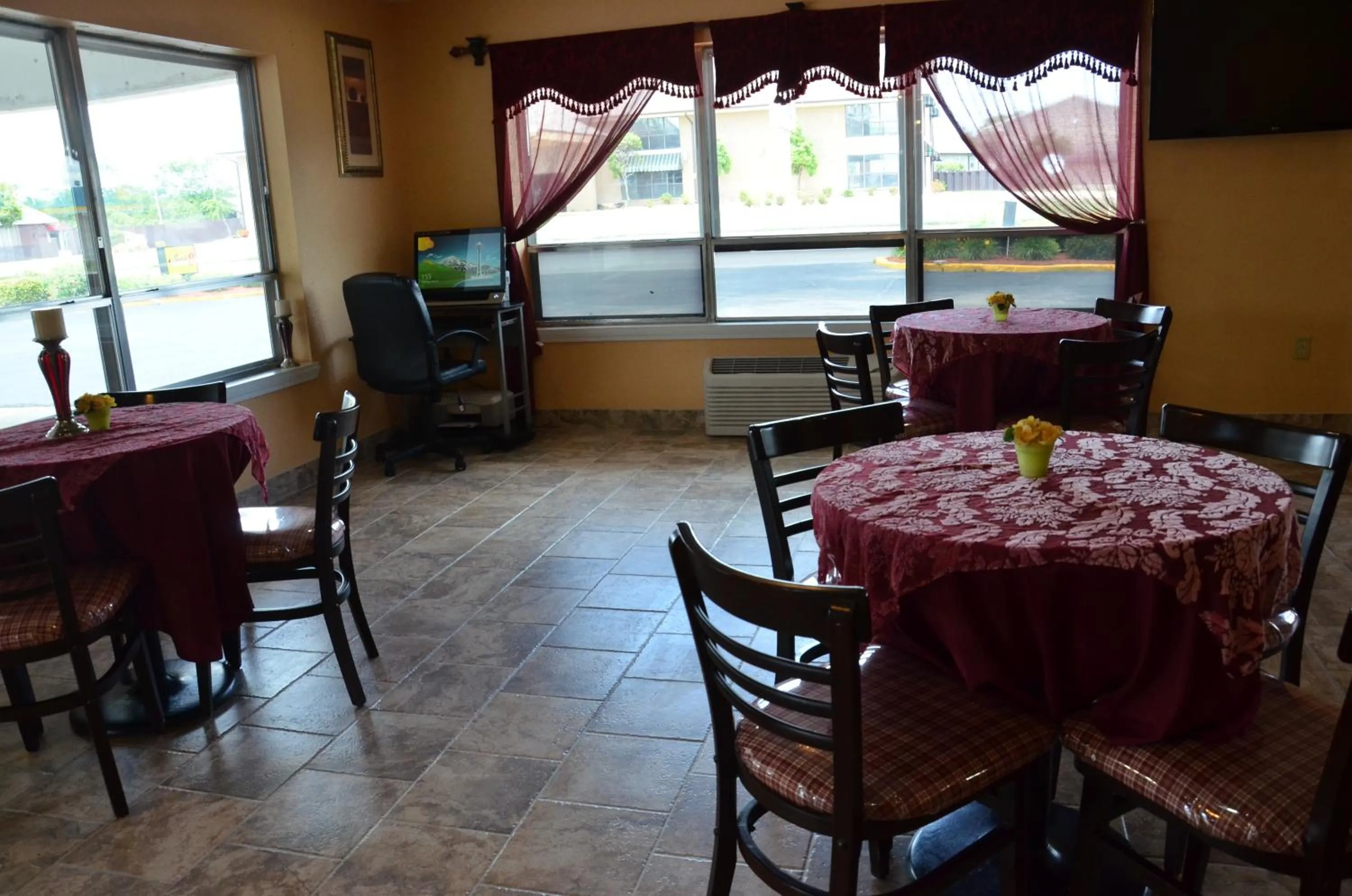 Dining area in FairBridge Inn Express Stuttgart