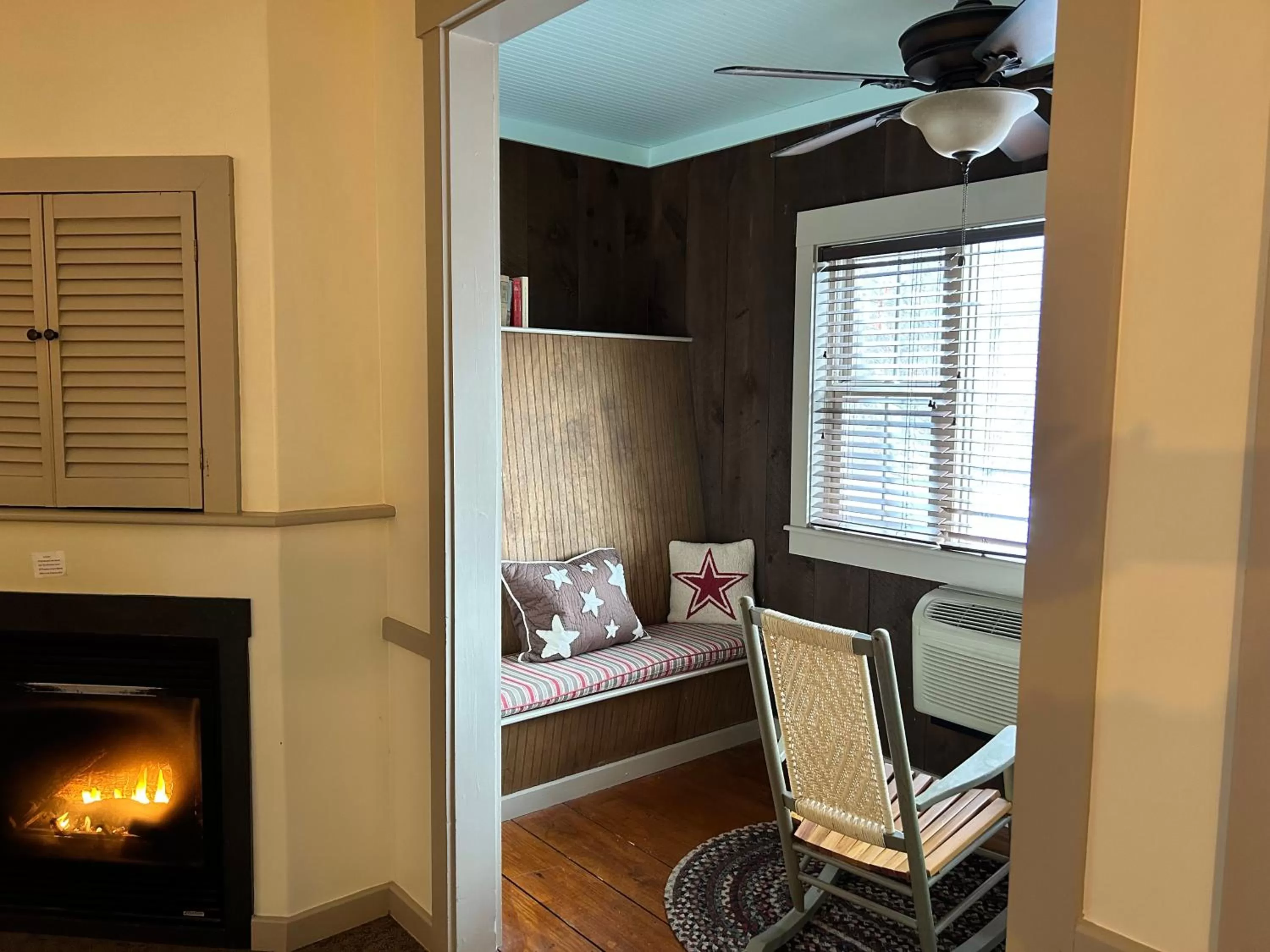 Seating area in The Common Man Inn, Spa & Lodge