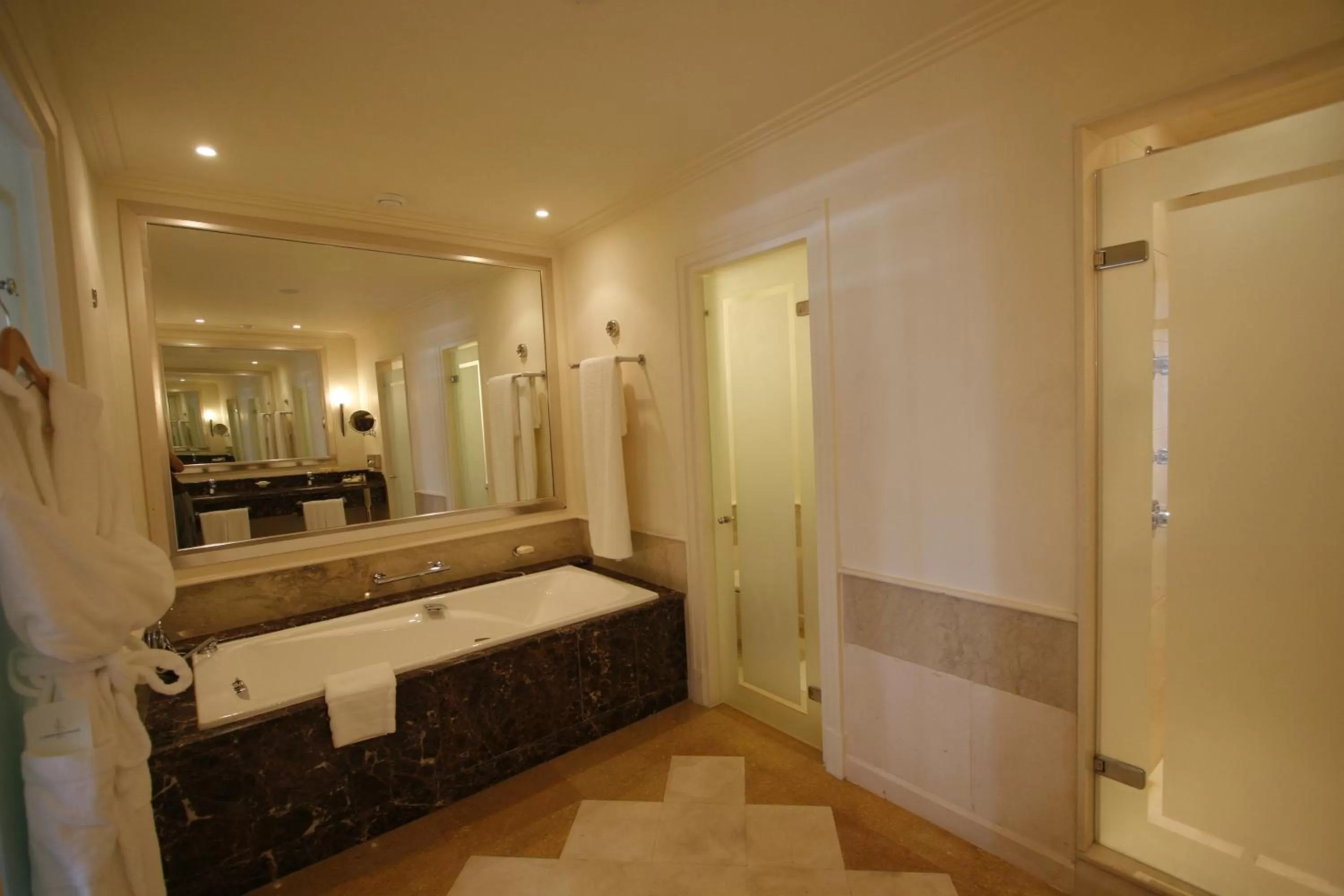 Bathroom in L' Amphitrite Palace Beach Resort & Spa