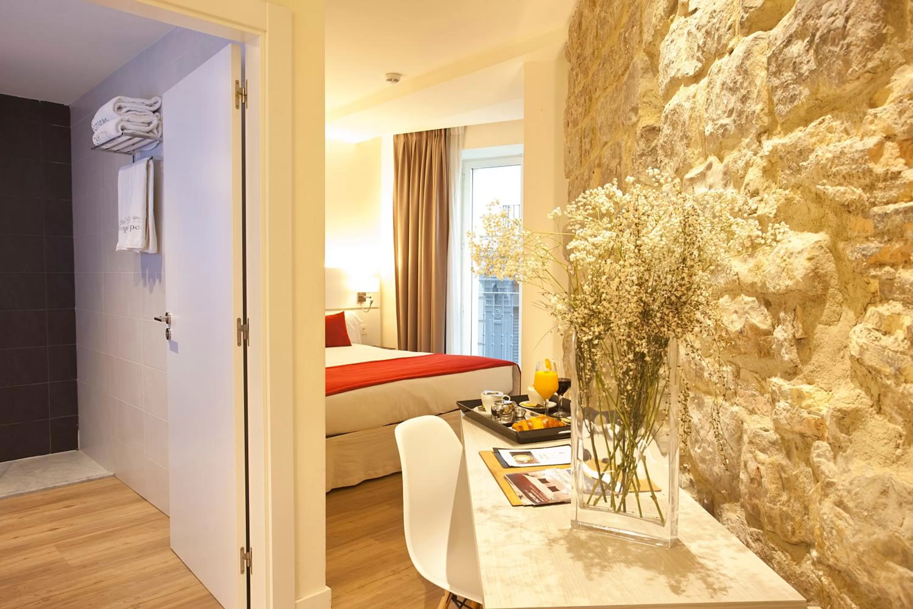 Bed in Hotel Pompaelo Plaza del Ayuntamiento & Spa