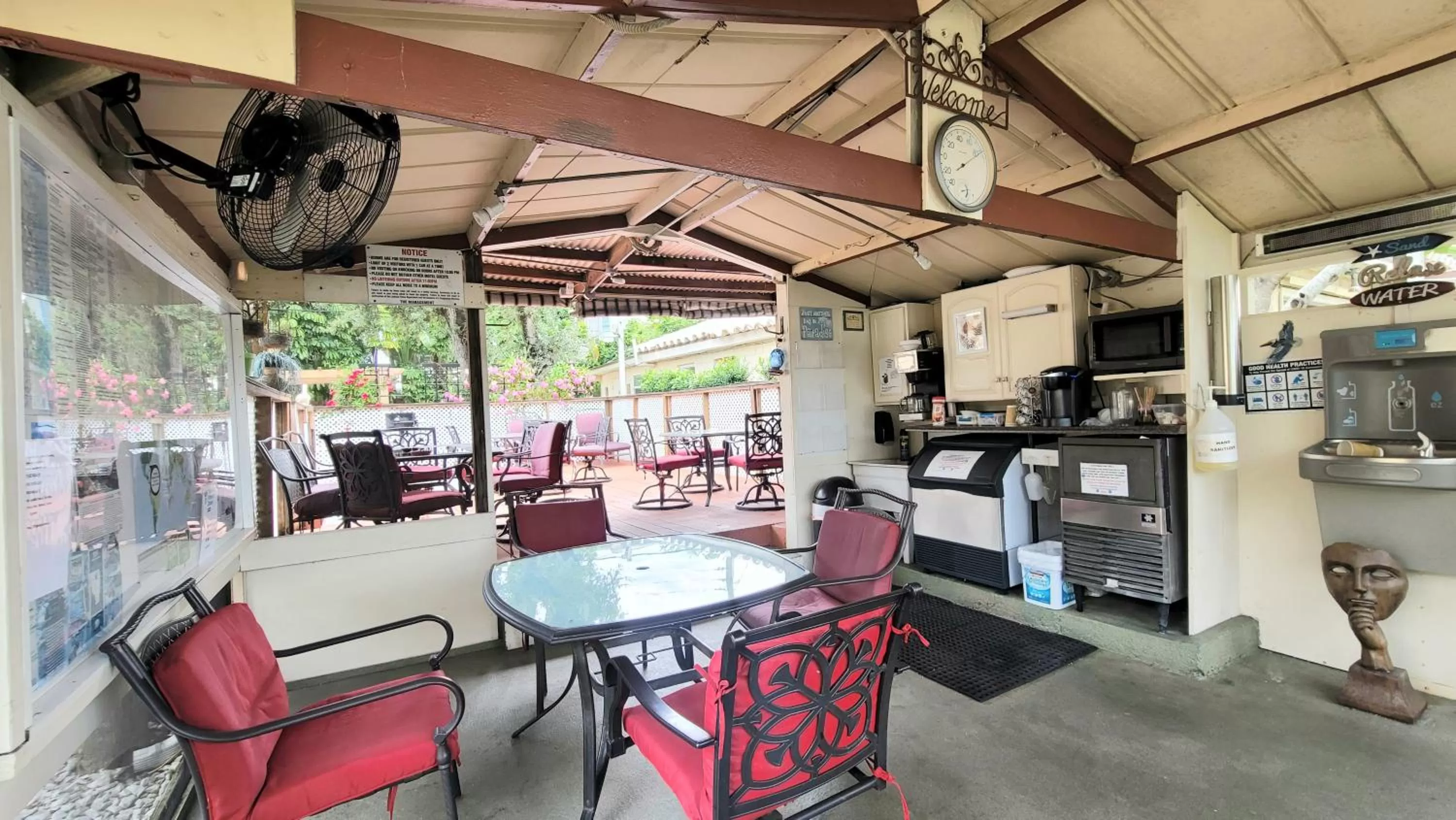 Garden in Barefoot mailman motel