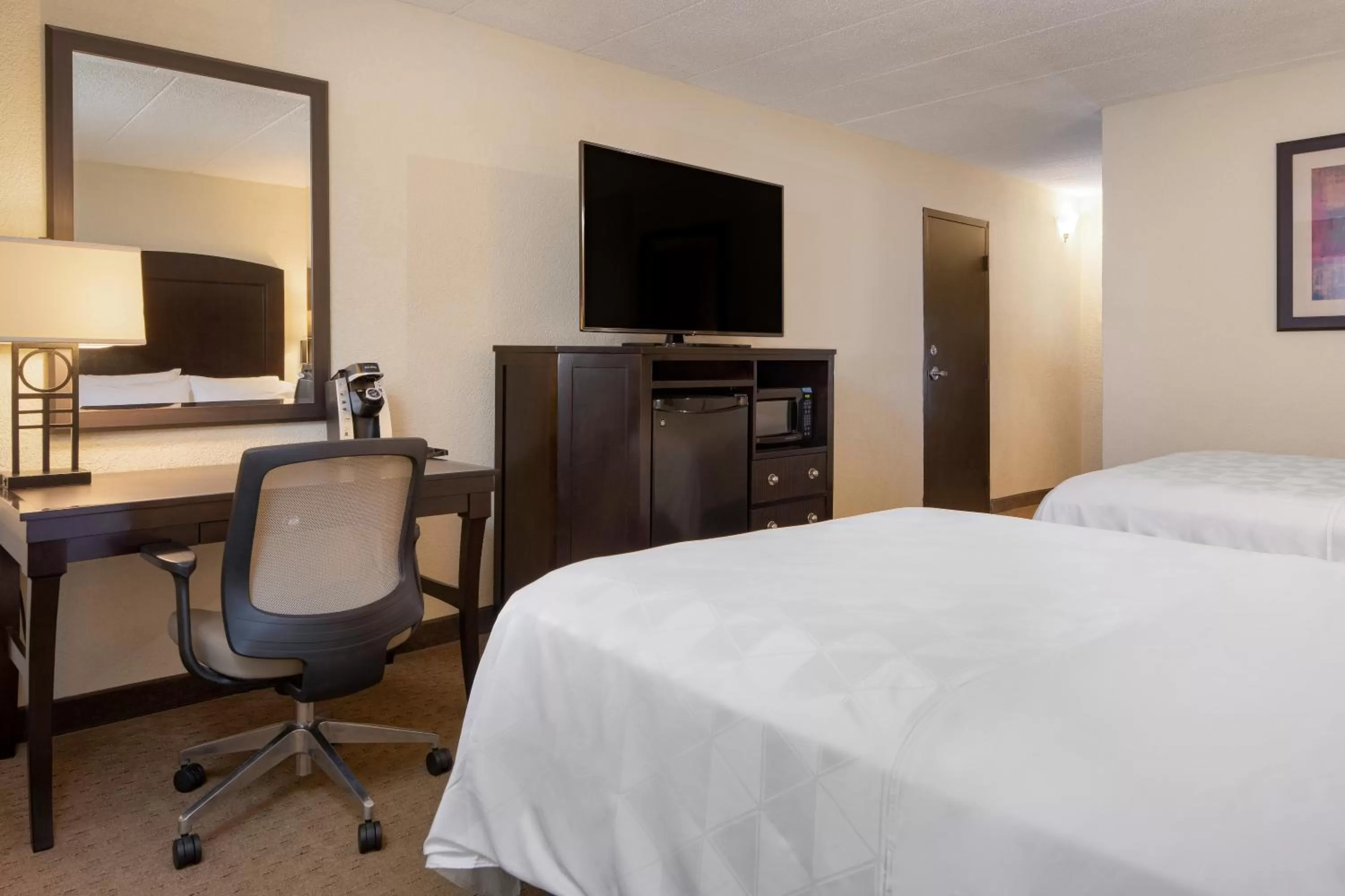Photo of the whole room, Bed in Holiday Inn and Suites Charleston West by IHG