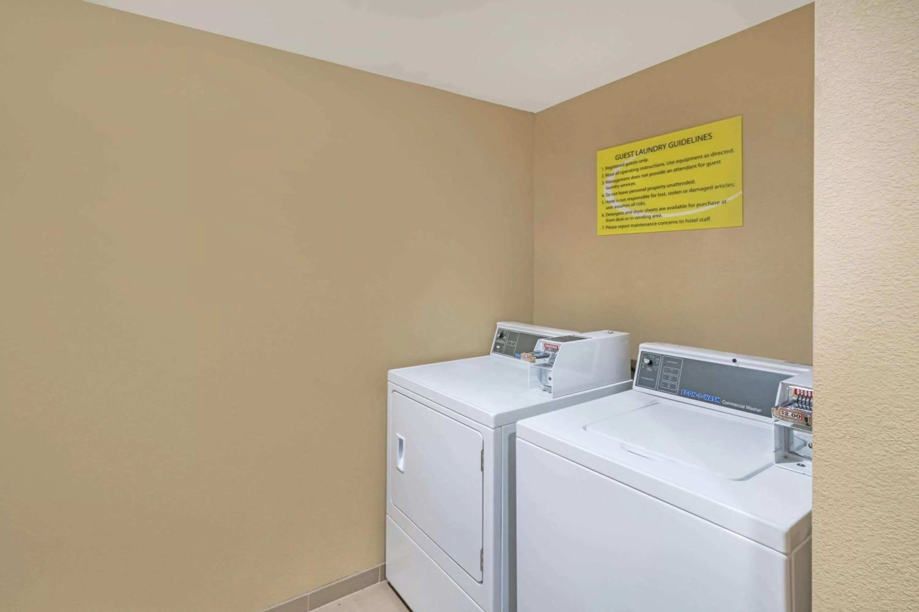 Restaurant/places to eat, Bed in Super 8 by Wyndham Raleigh North East