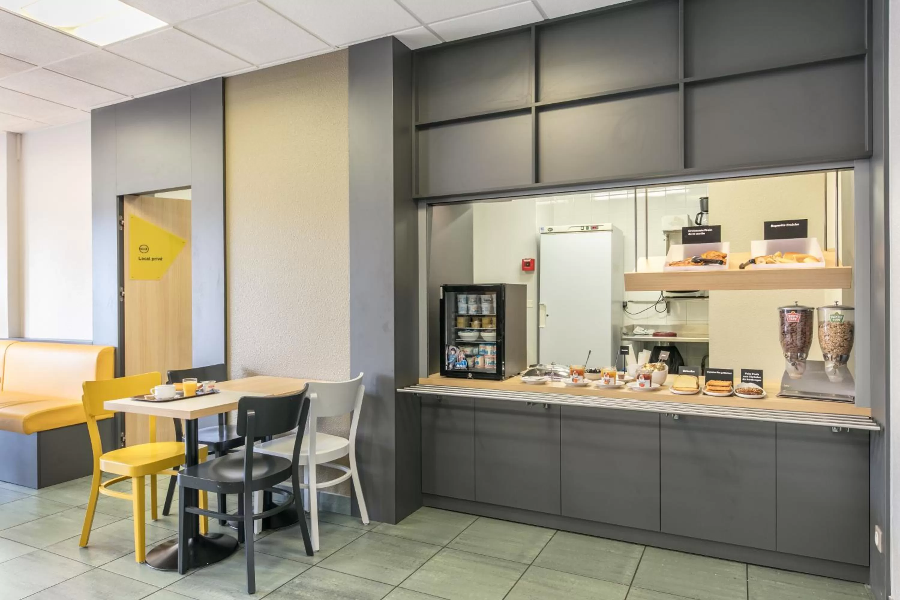 Buffet breakfast in B&B HOTEL Toulouse Centre Canal du Midi