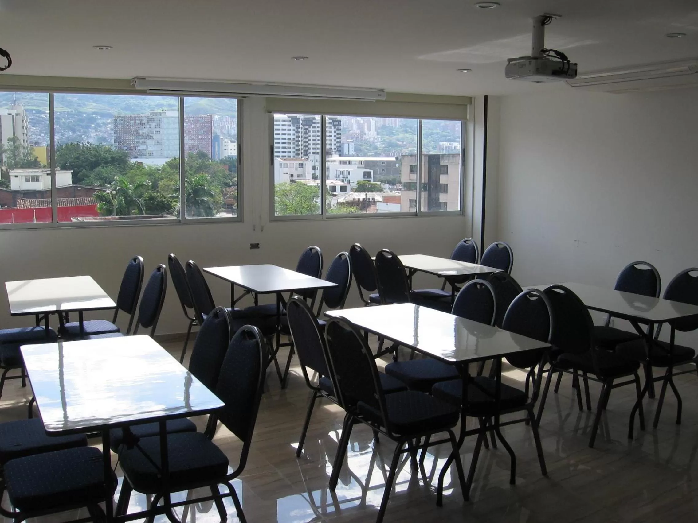 Restaurant/places to eat in AW Hotel Sport