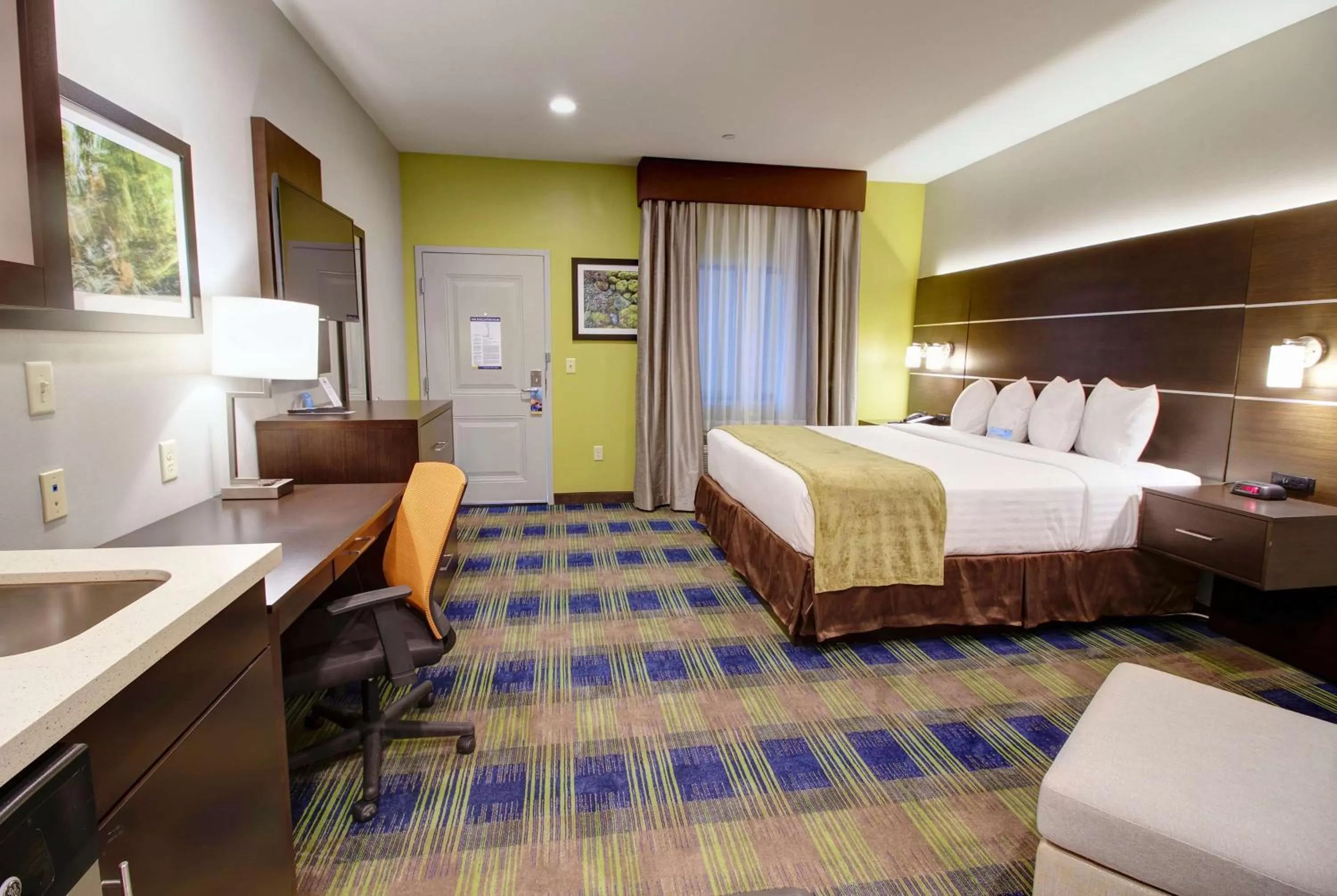 Photo of the whole room, Bed in Days Inn & Suites by Wyndham Port Arthur