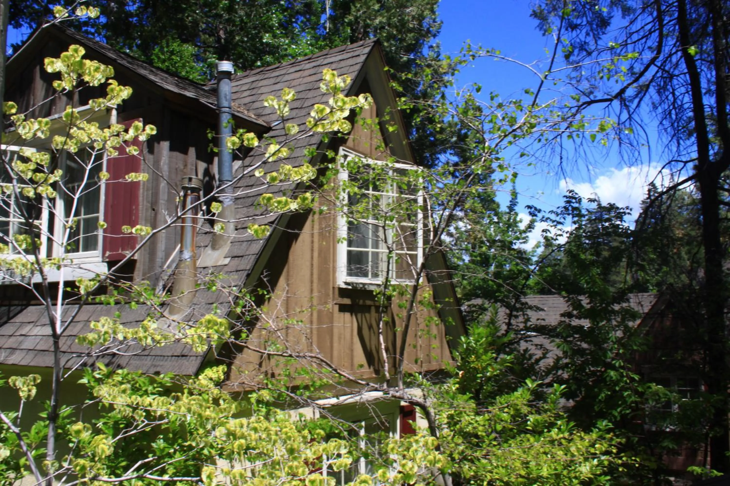 Property building in Saddleback Inn at Lake Arrowhead