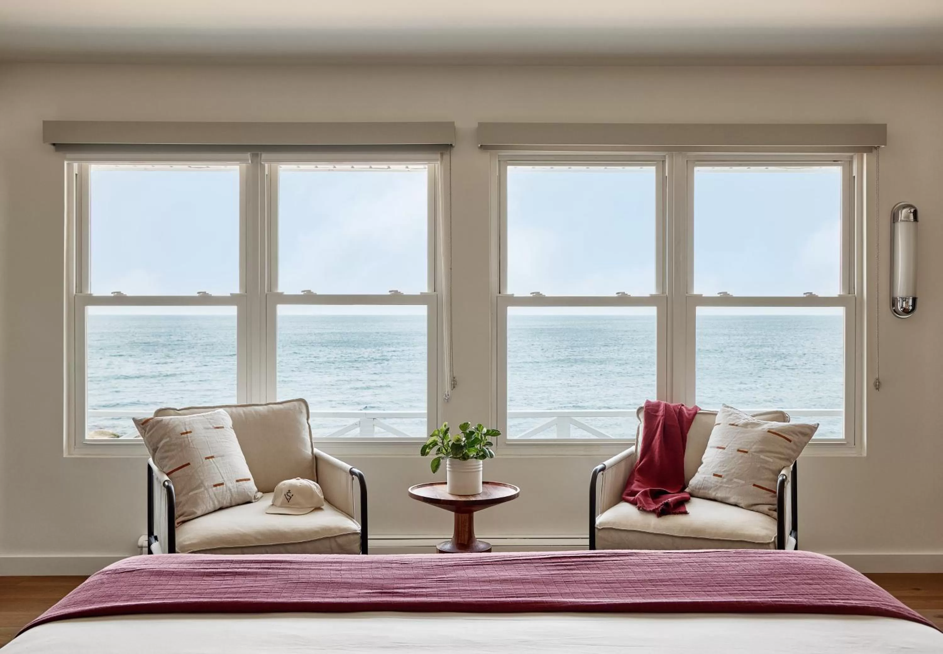 Seating area, Bed in Sound View Greenport