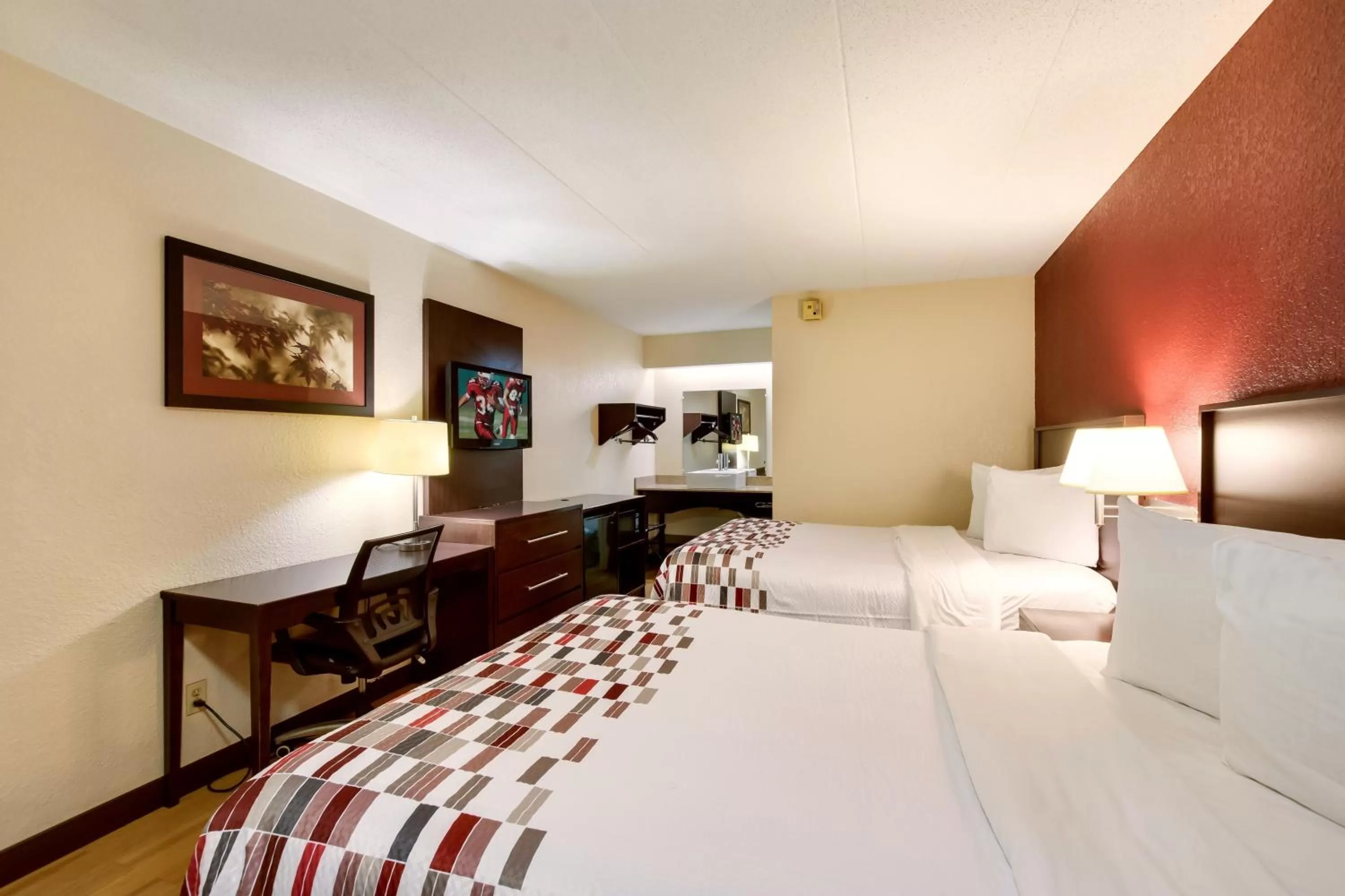 Photo of the whole room, Bed in Red Roof Inn Kalamazoo East – Expo Center