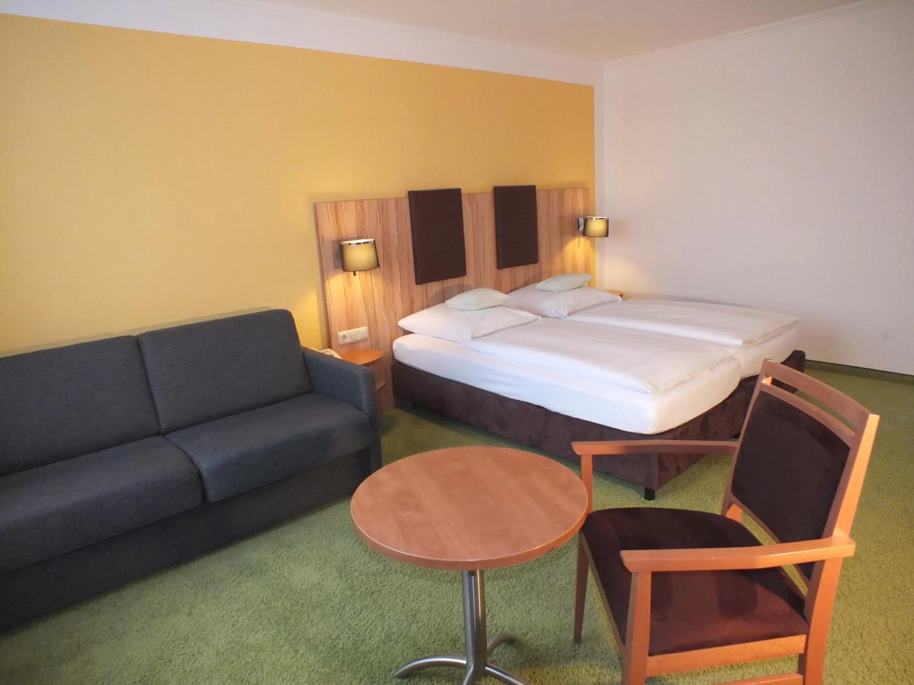 Photo of the whole room, Bed in Hotel Stadt Pasing
