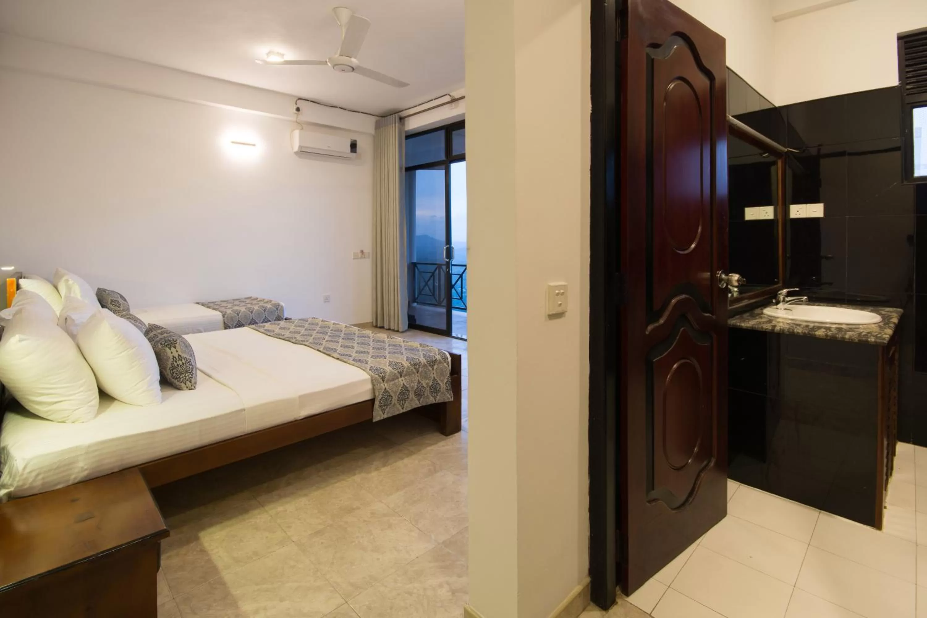 Photo of the whole room, Bed in Ceyloni Panorama Resort