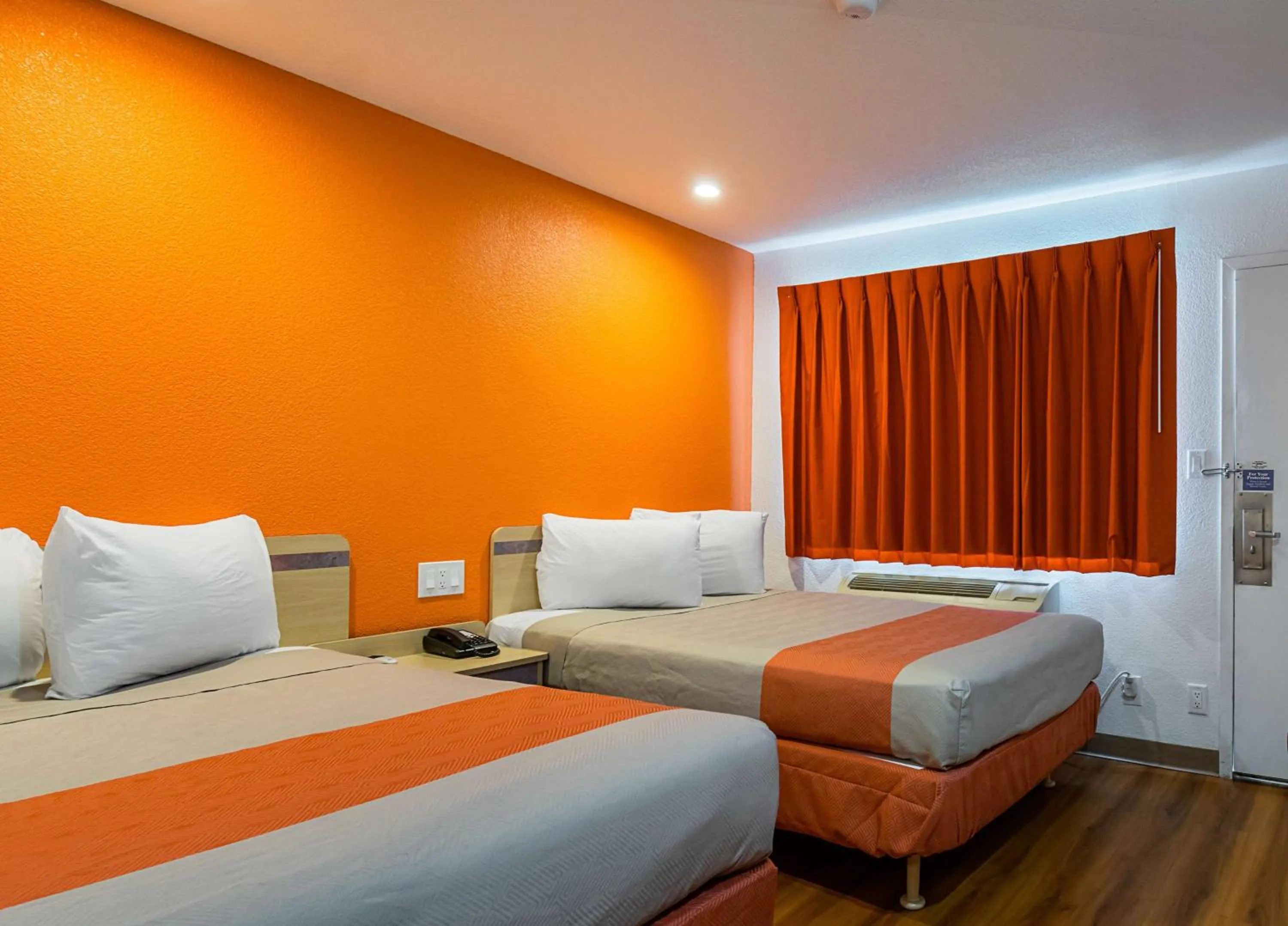 Photo of the whole room, Bed in Motel 6 Lost Hills / Buttonwillow Racetrack