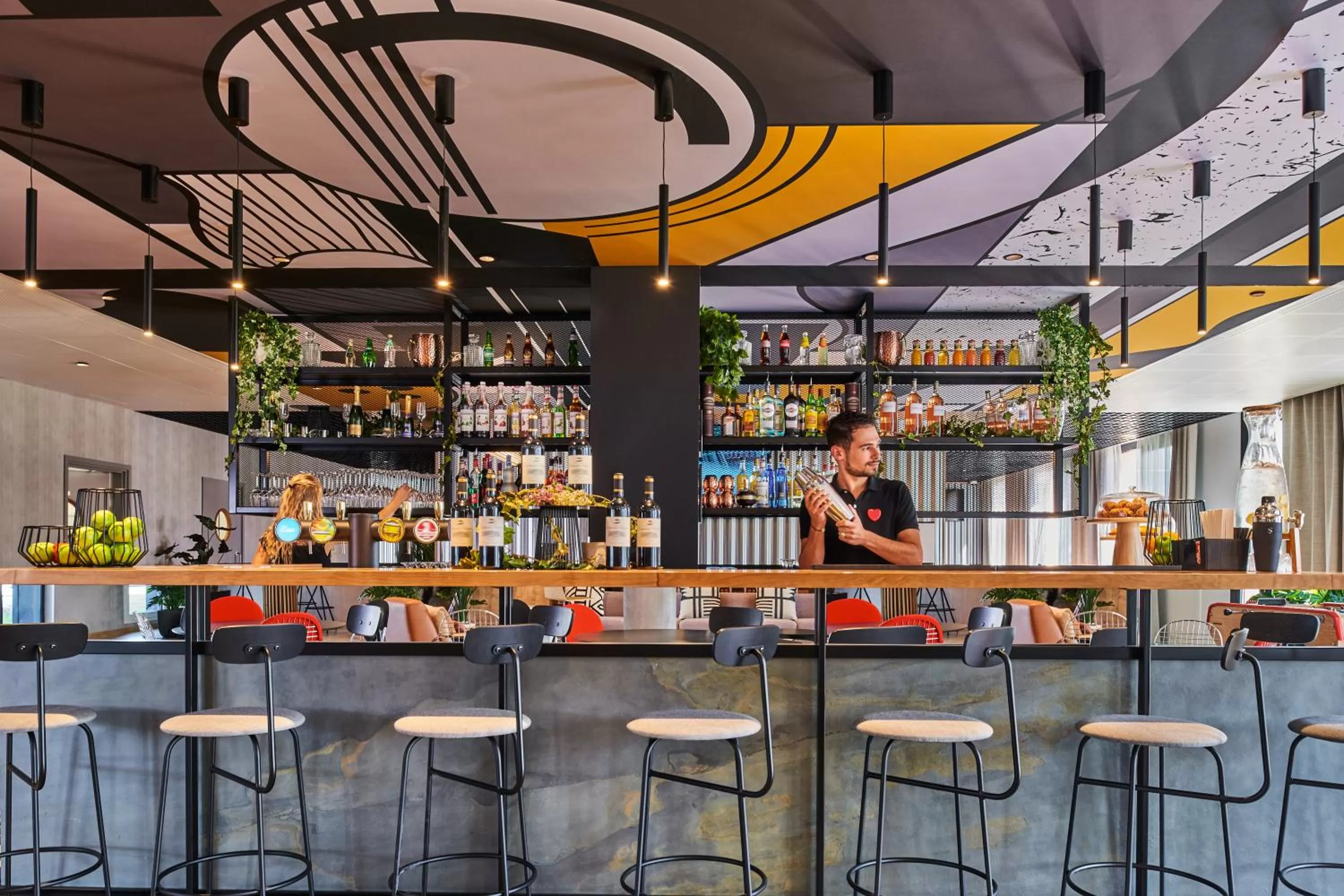 Communal lounge/ TV room in Ibis Montlhery Paris Sud