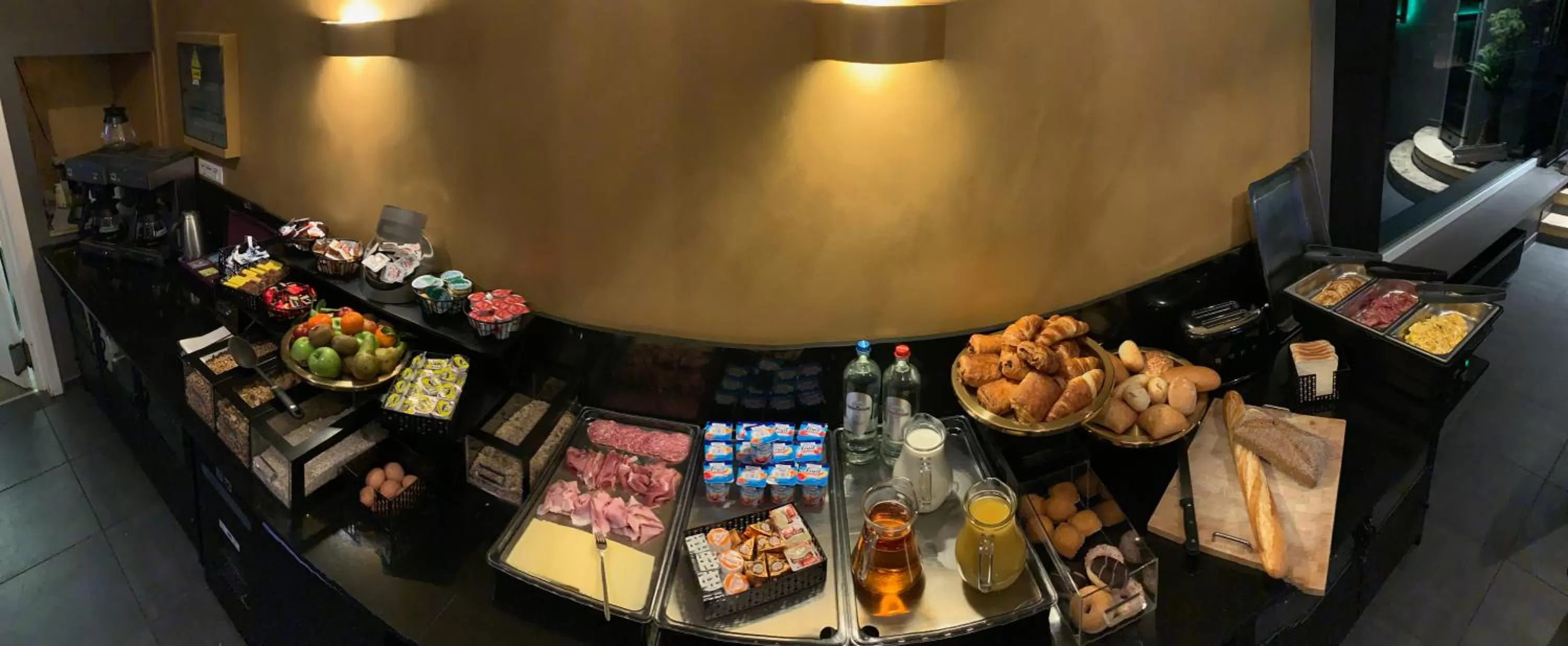 Breakfast in Hotel Le Midi