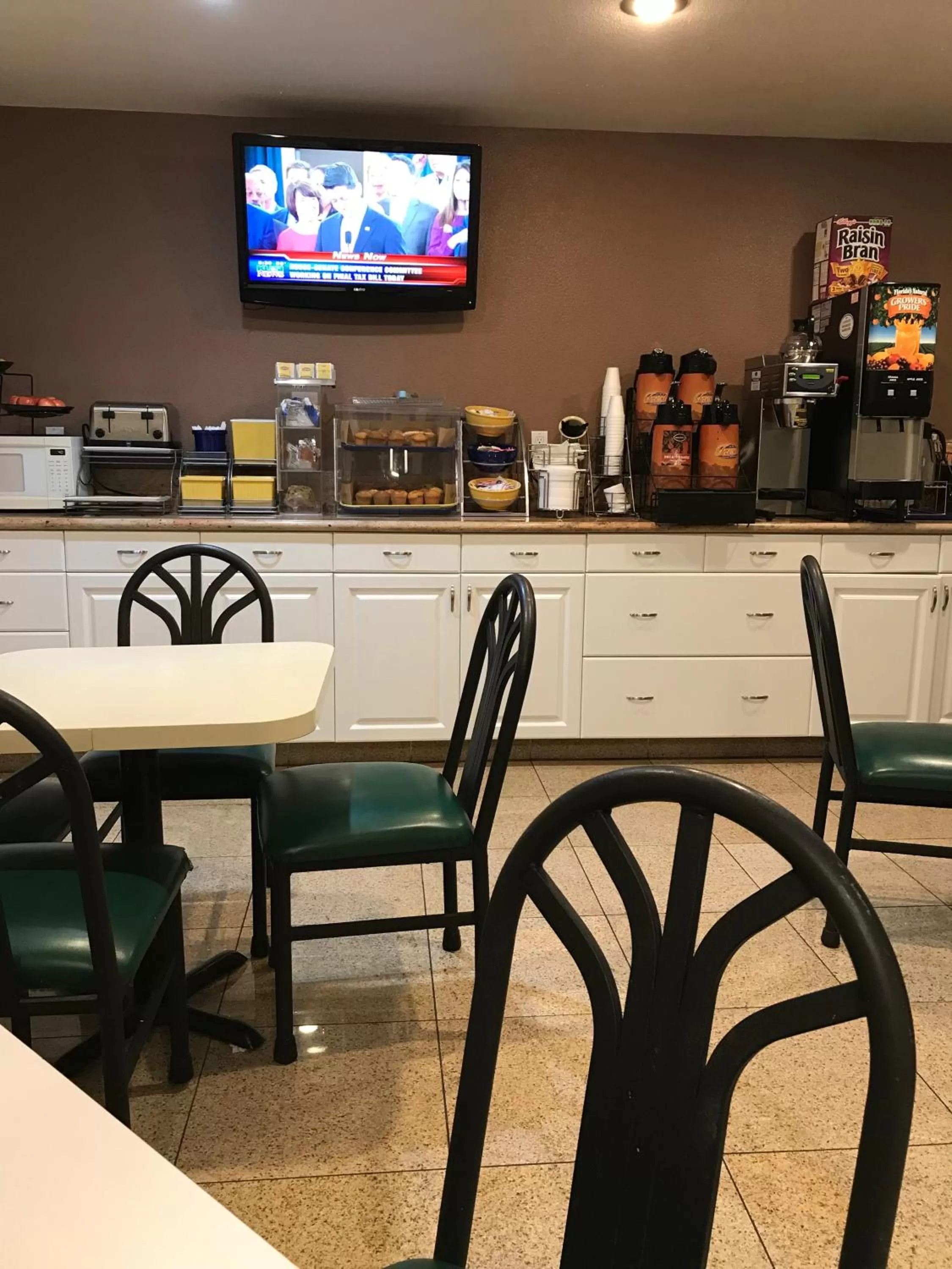 Continental breakfast in Days Inn by Wyndham Oceanside