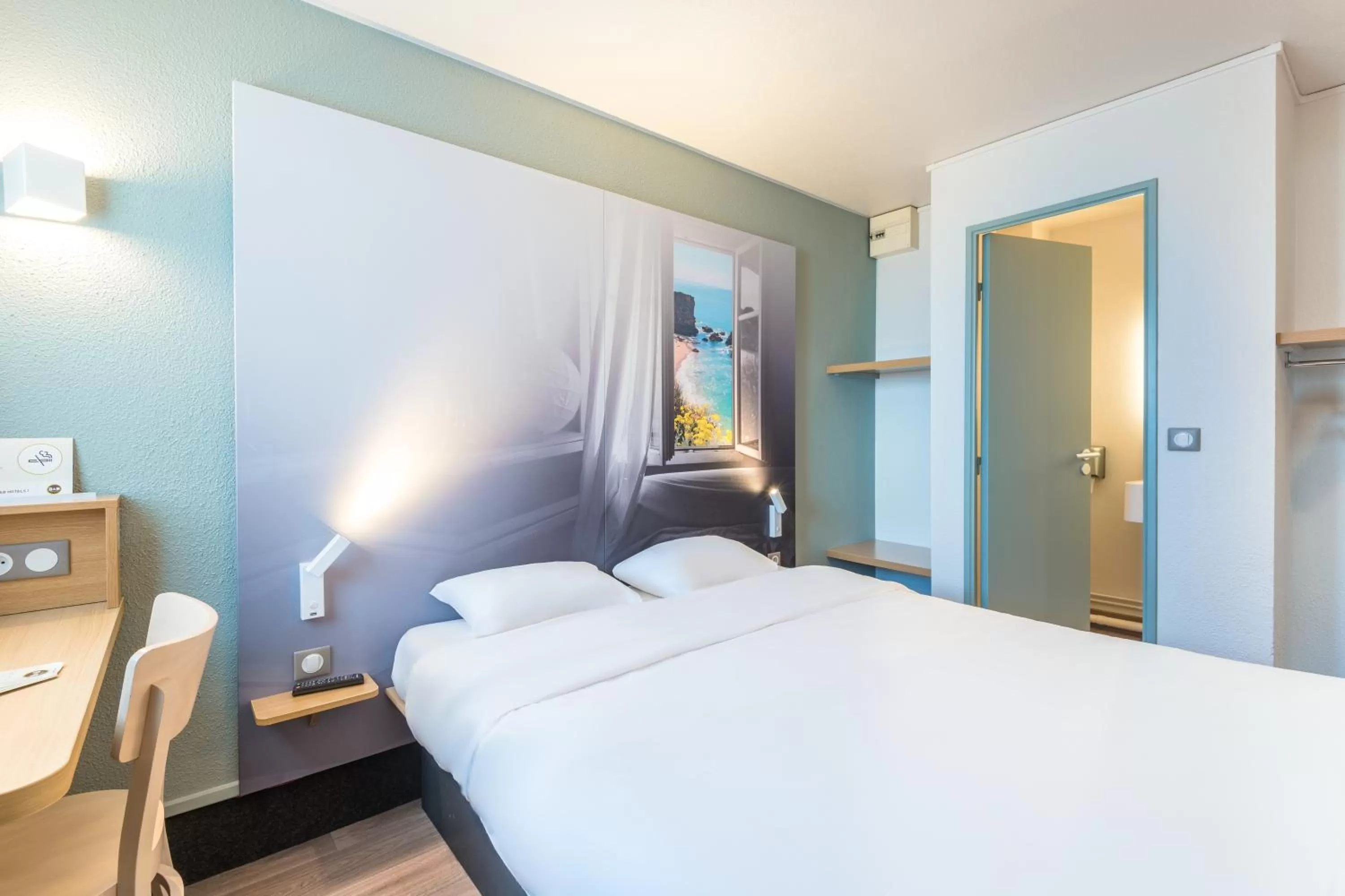 Bedroom, Bed in B&B HOTEL Saint-Nazaire Trignac