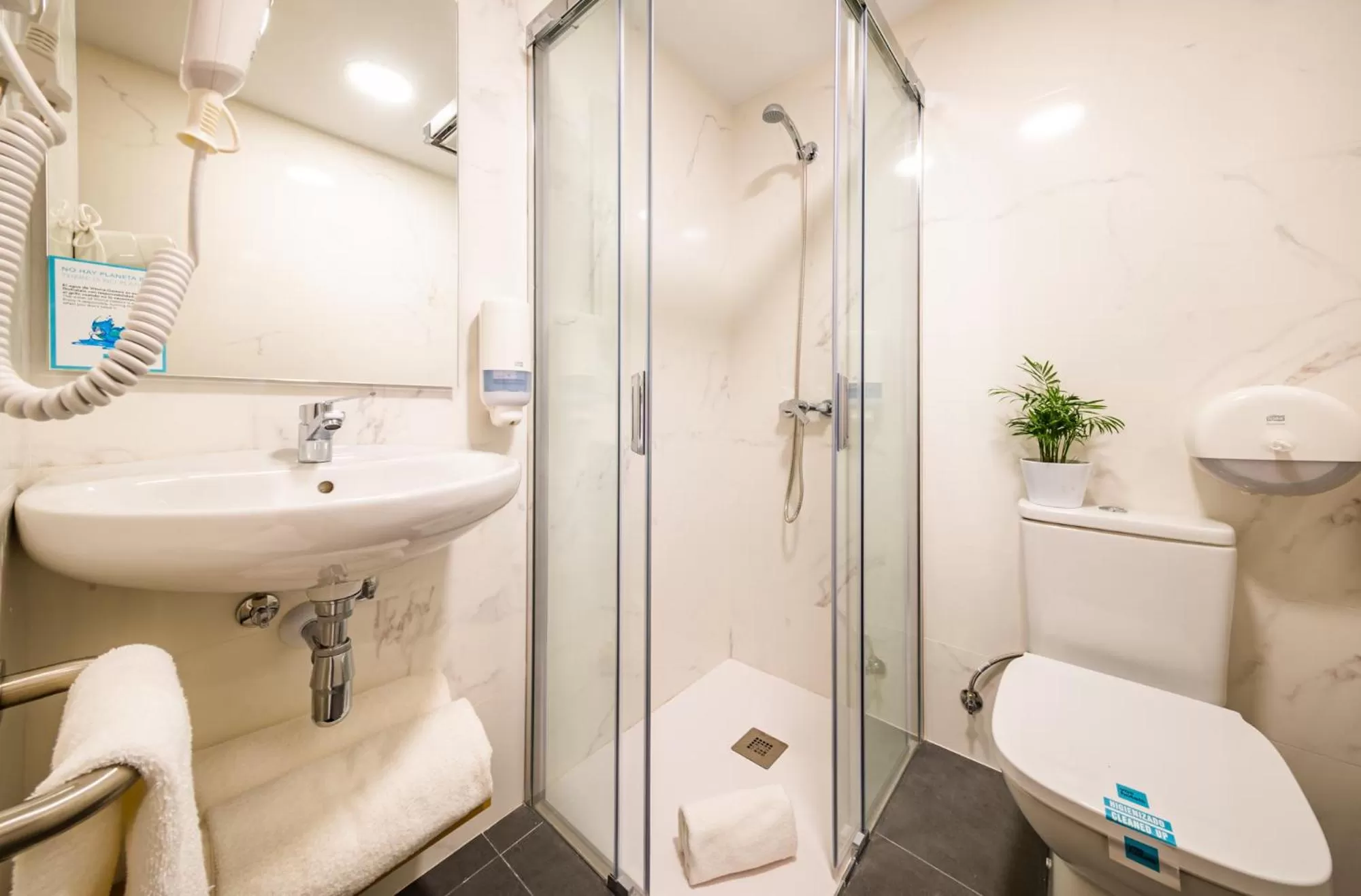 Shower in Hotel Vas Vitoria AutoCheckIn