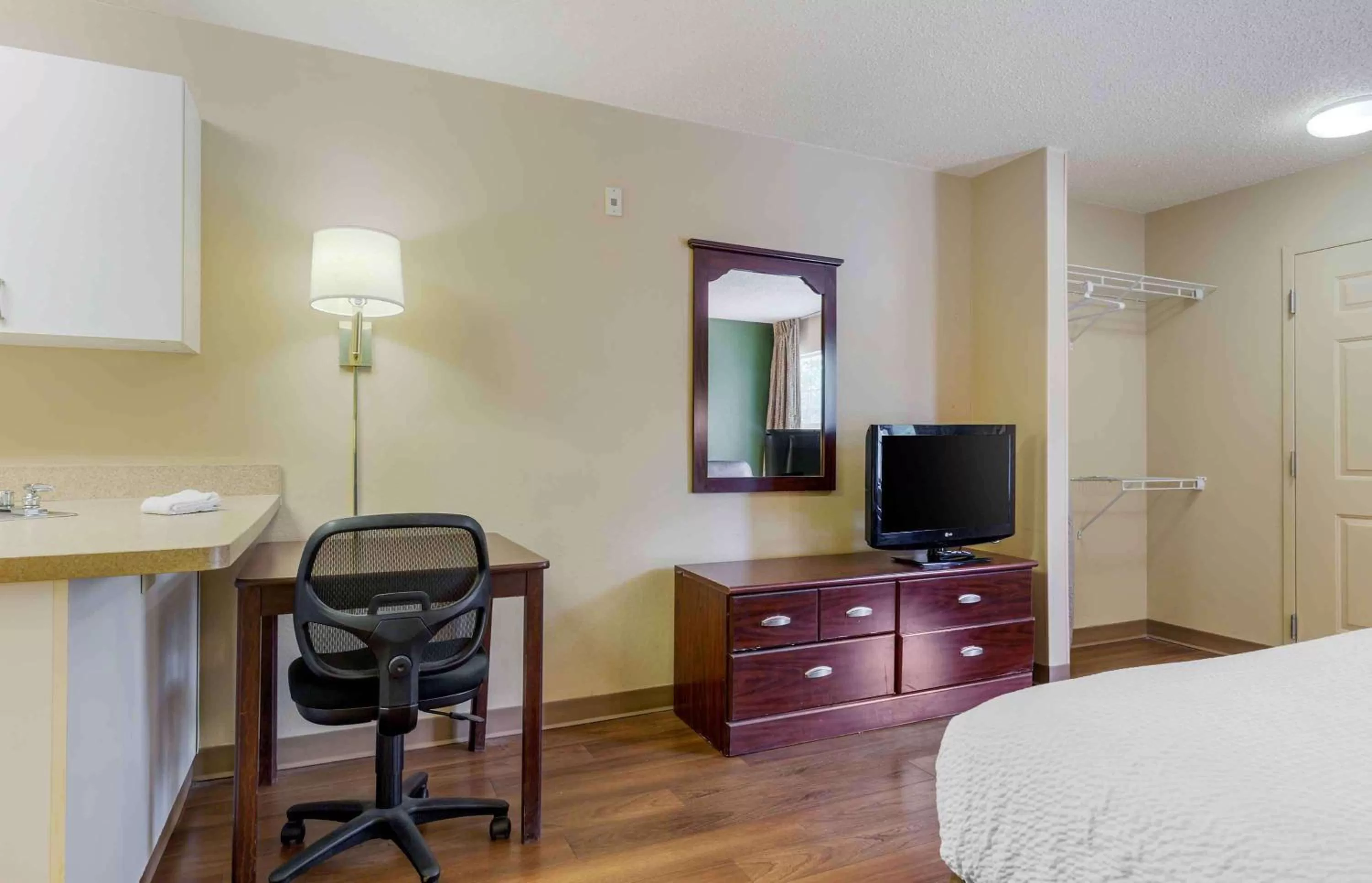 Bedroom, Bed in Extended Stay America Select Suites - Raleigh - RDU Airport
