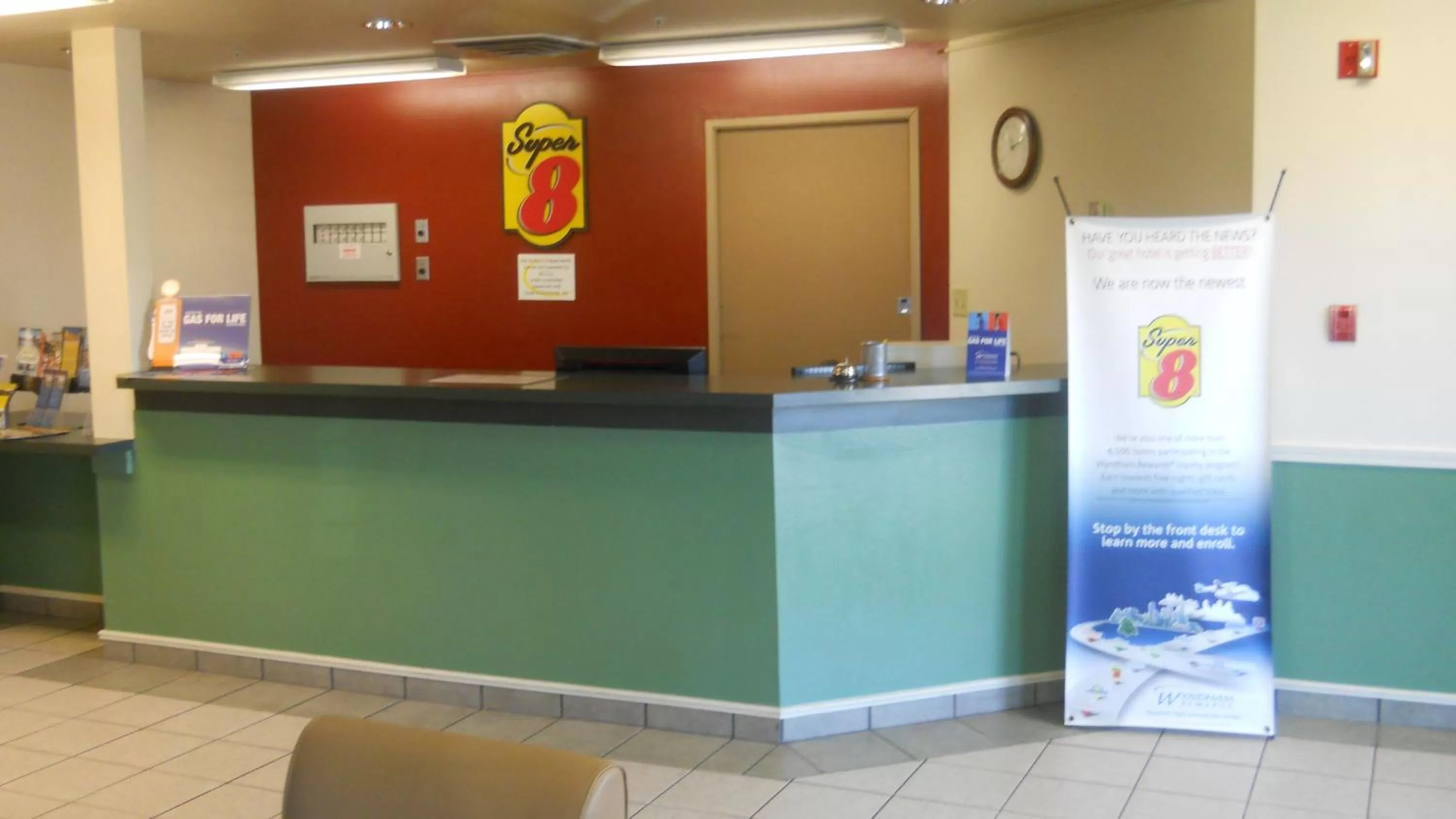 Lobby or reception in Super 8 by Wyndham Salmon