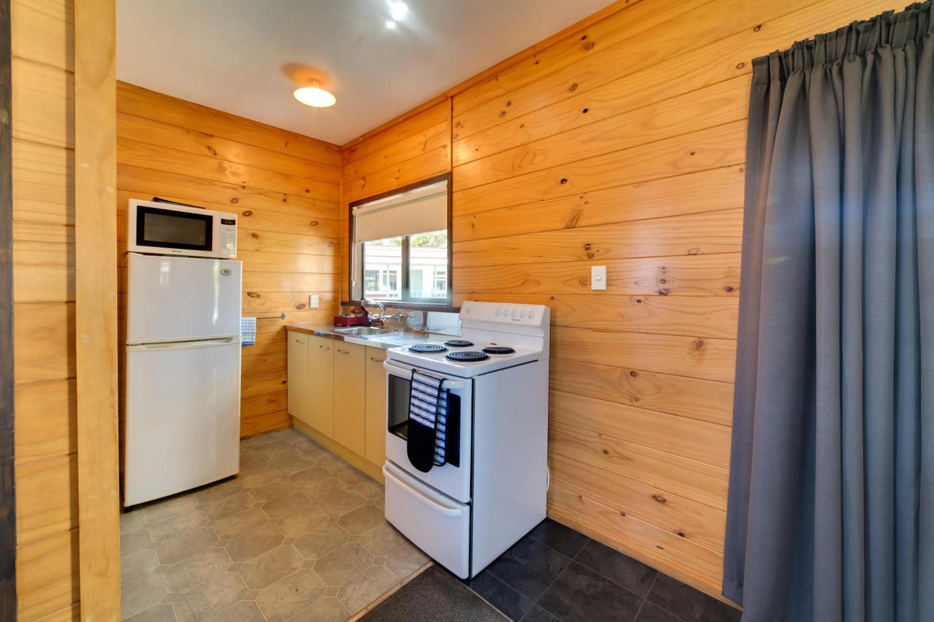 Kitchen or kitchenette in Wellington TOP 10 Holiday Park