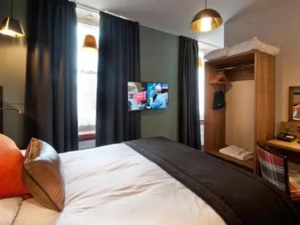 Shower, Bed in The Saltoun Inn