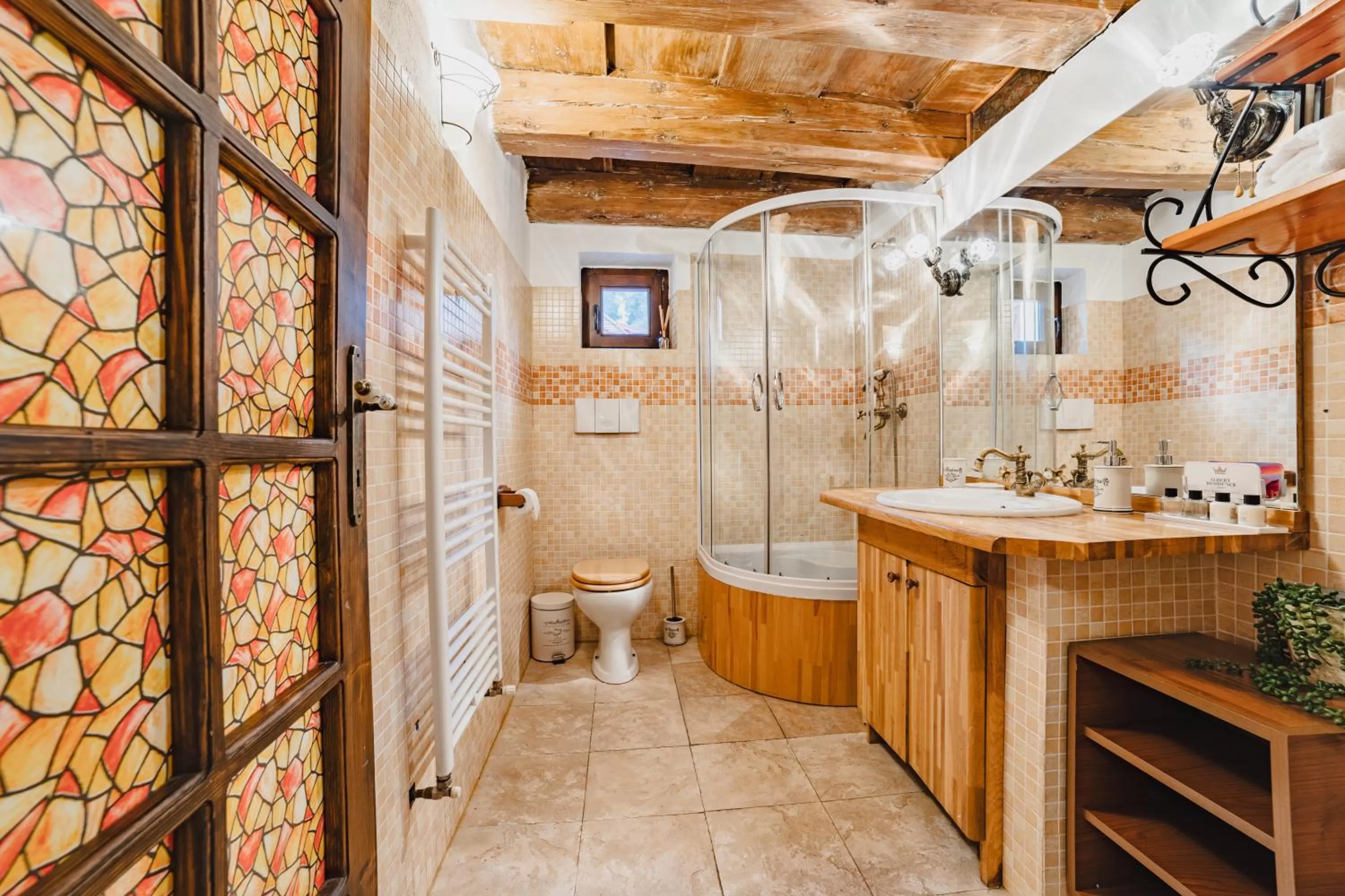 Bathroom in ALBERT RESIDENCE Brasov with complimentary parking and 10 percent Food and Drinks