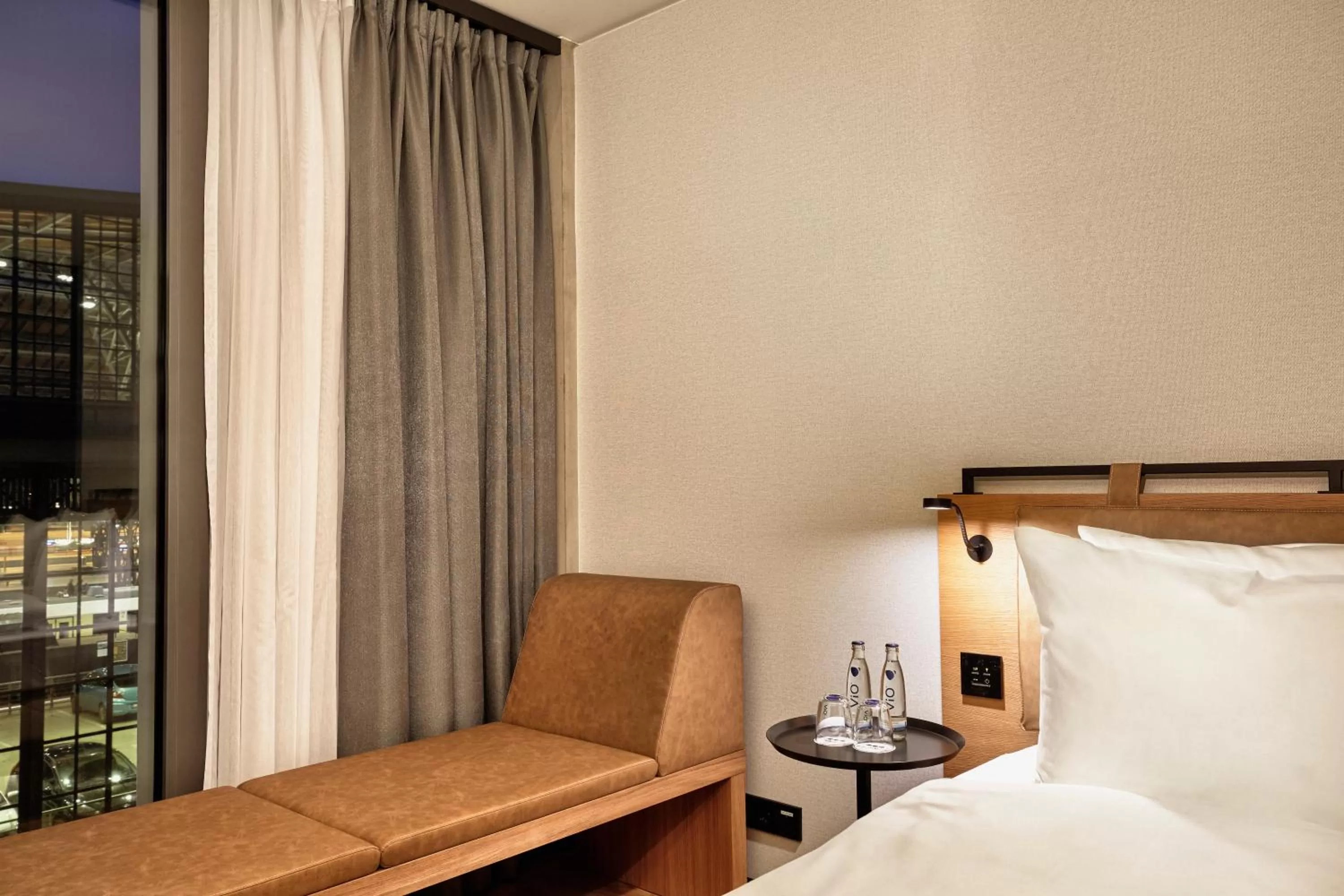 Seating area, Bed in H2 Hotel Leipzig