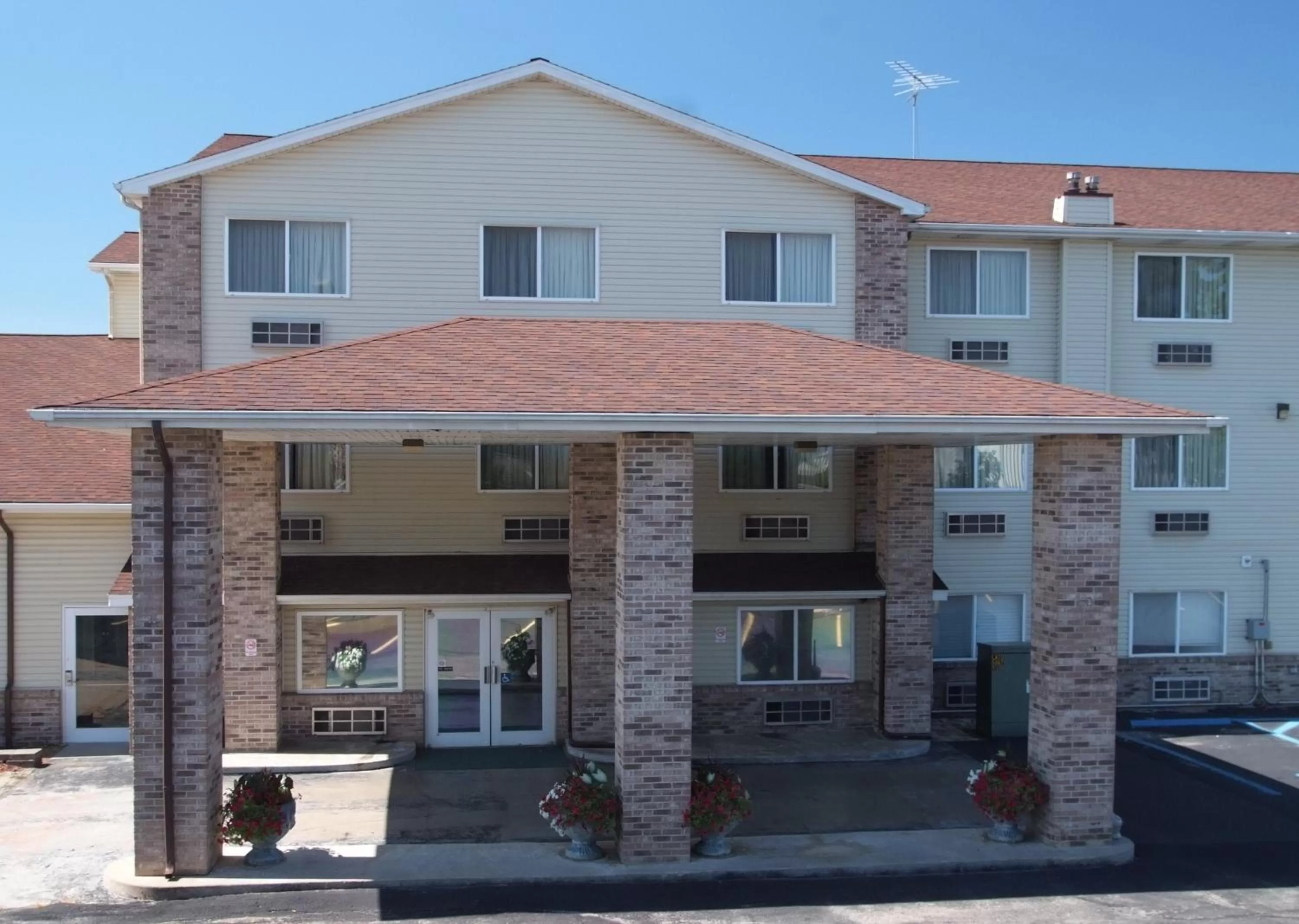 Property building in Red Roof Inn Osage Beach - Lake of the Ozarks