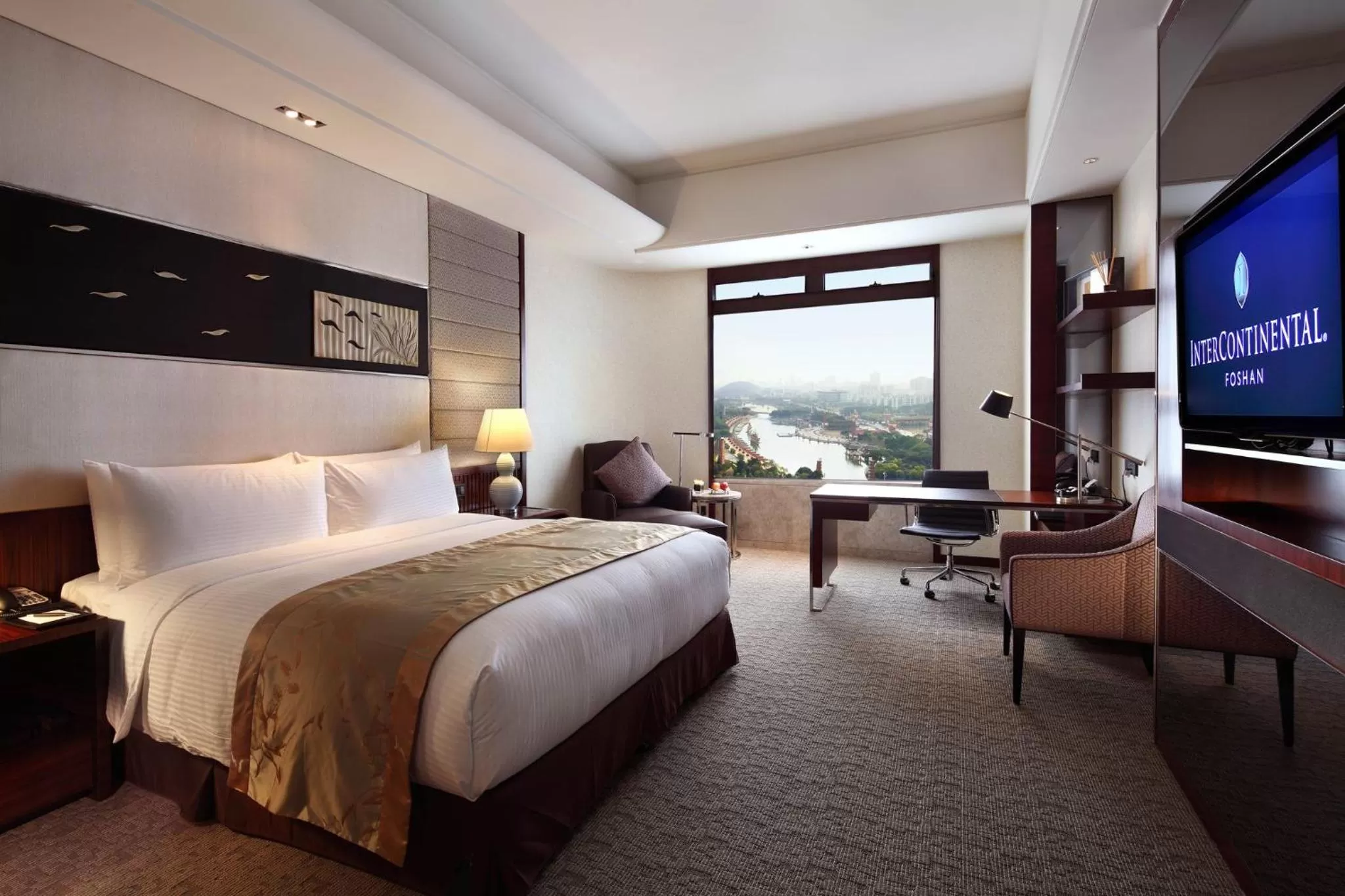 Photo of the whole room, Bed in InterContinental Foshan by IHG