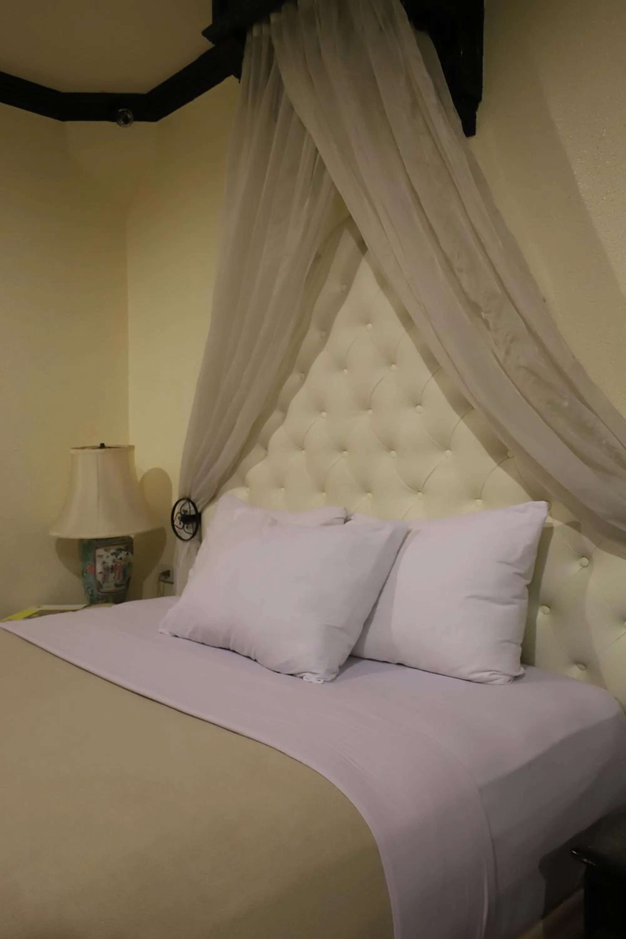 Bed in Camelot Hotel