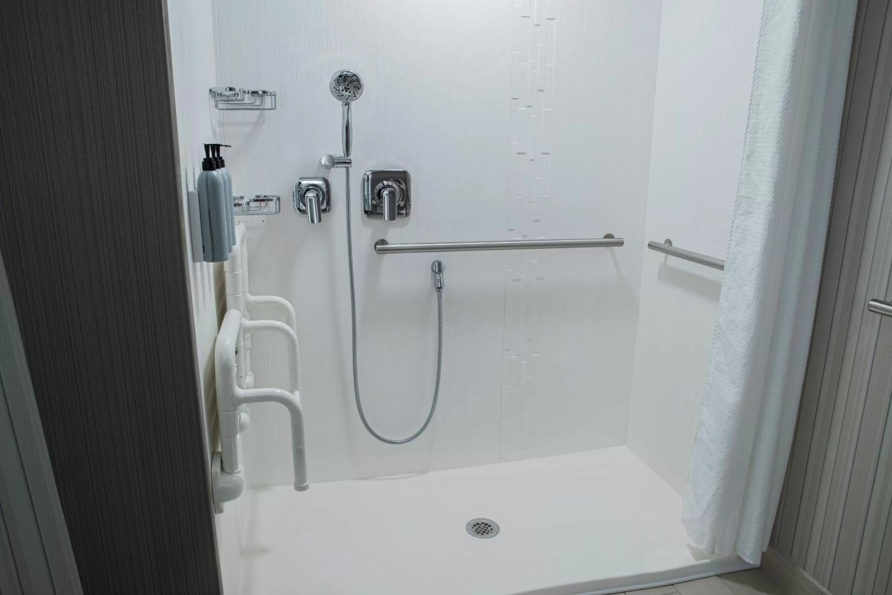 Bathroom in Courtyard by Marriott Greenville Mauldin