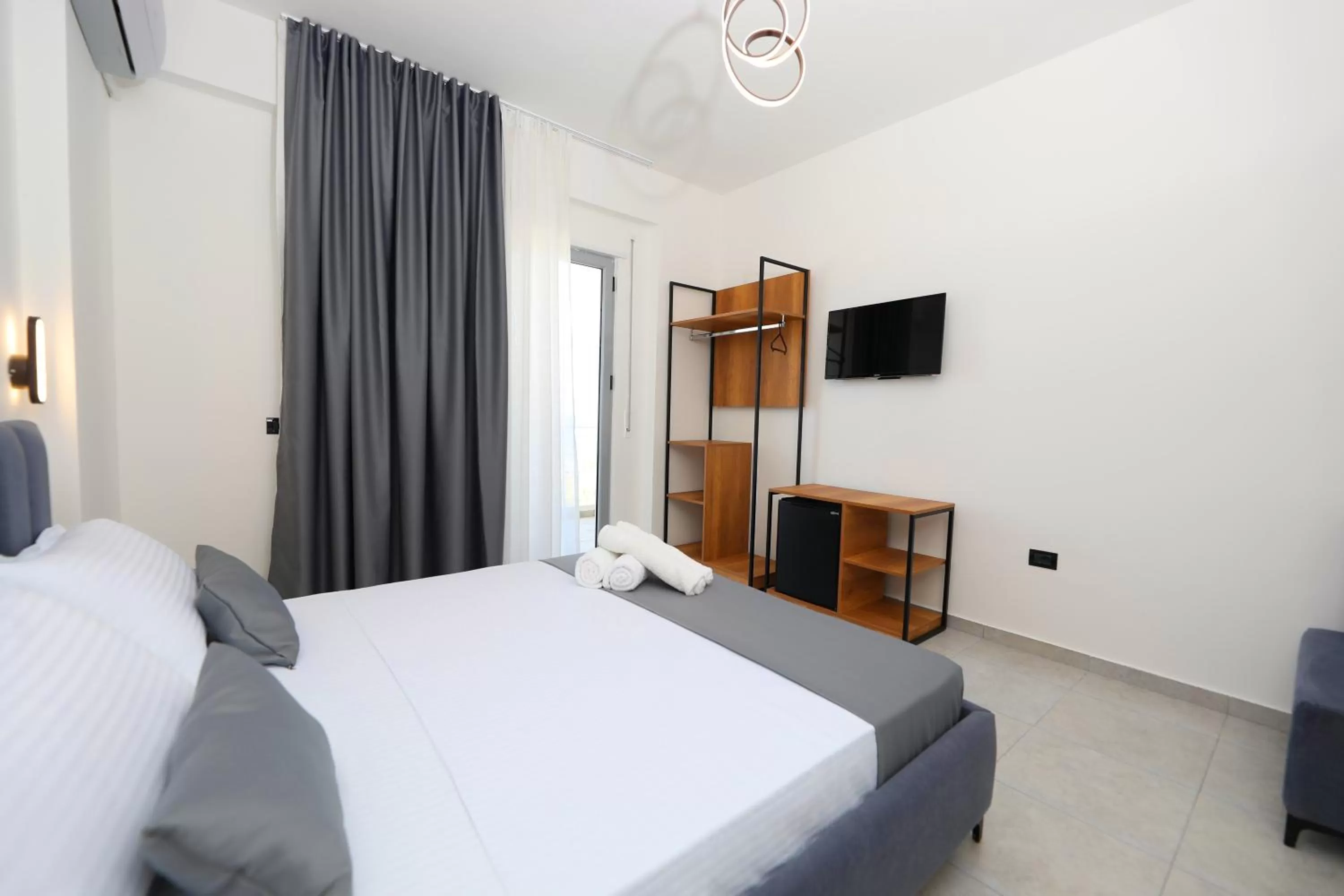 Communal lounge/ TV room, Bed in Maor Hotel