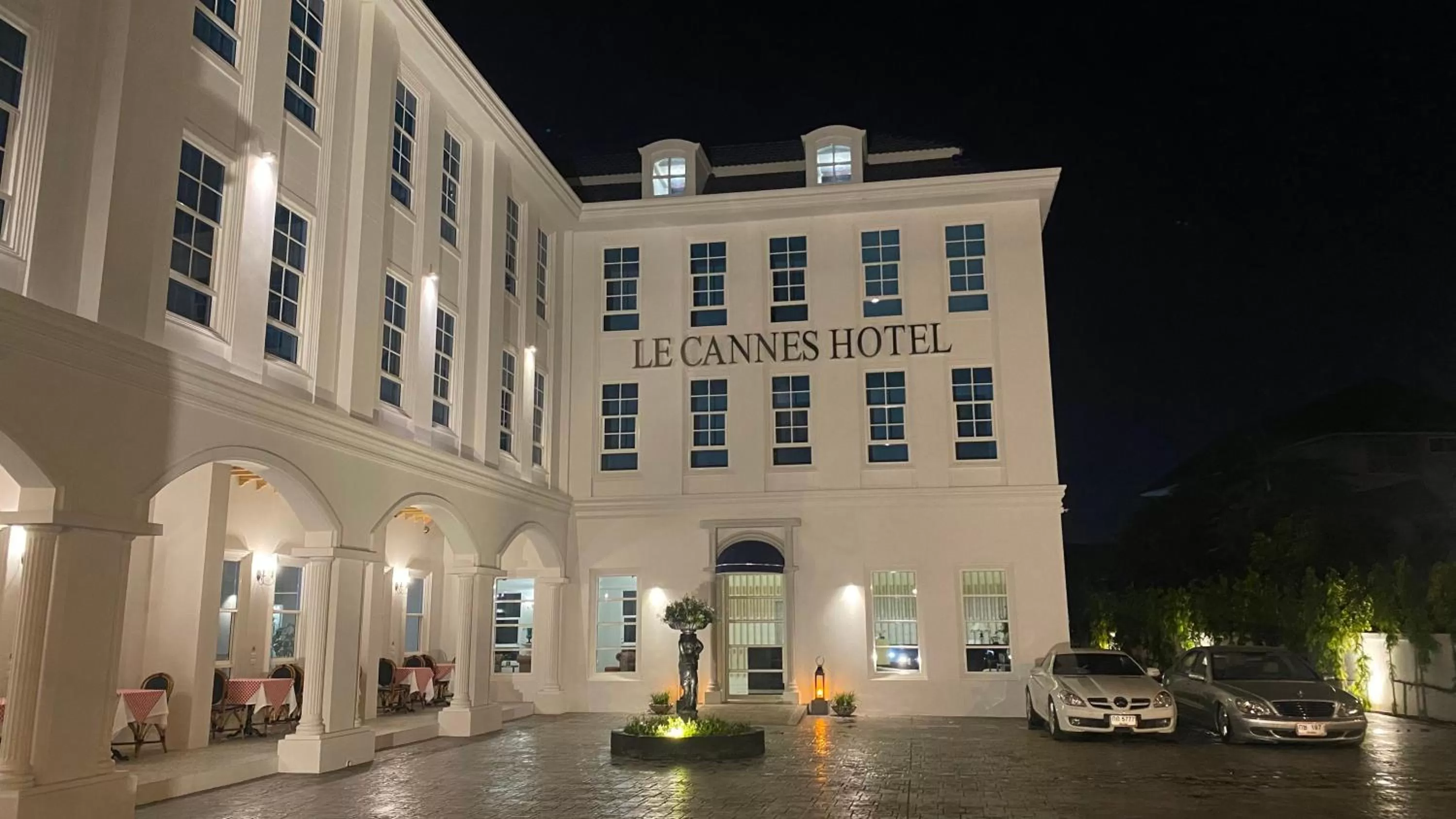 Property Building in Le Cannes Hotel