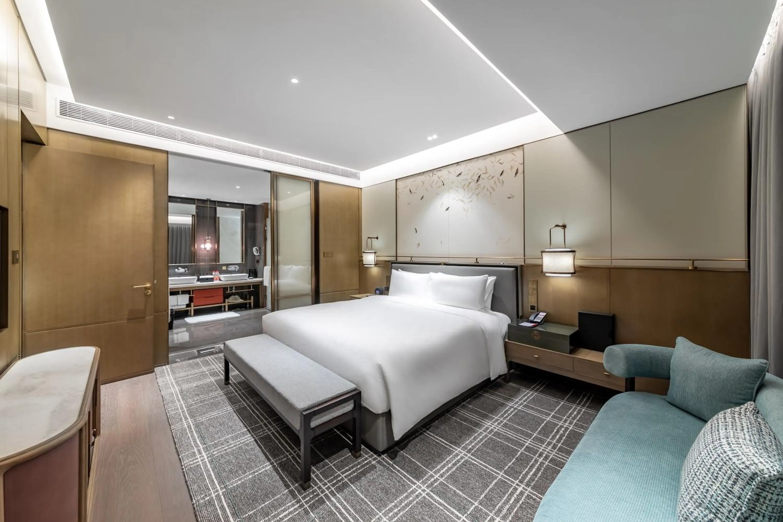Photo of the whole room, Bed in HUALUXE Xi'an Chanba by IHG-西安浐灞华邑酒店-Near Xi'an International Convention Exhibition Center and Shopping mall and The Romantic show of Xi'an-Free Luggage Storage-English Service