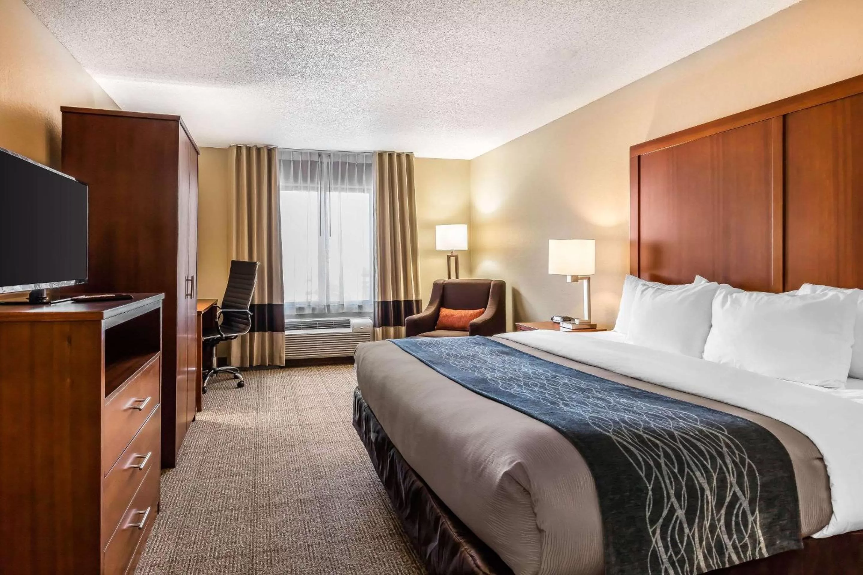 Photo of the whole room, Bed in Comfort Inn & Suites Airport-American Way