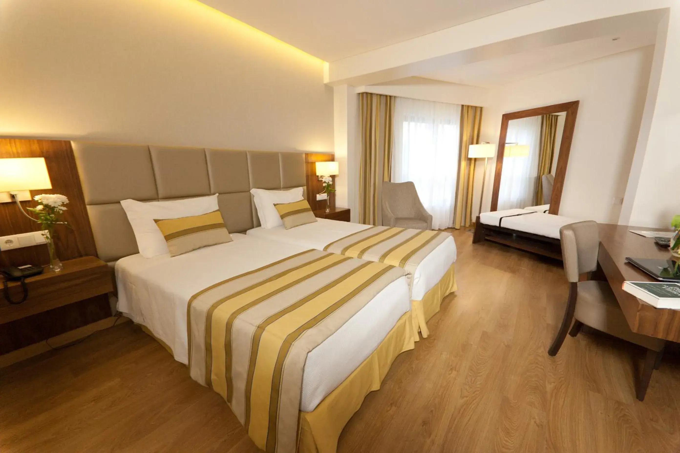 Double or Twin Room with Extra Bed in Hotel Cinquentenario & Conference Center Double or Twin Room with Extra Bed in Hotel Cinquentenario & Conference Center