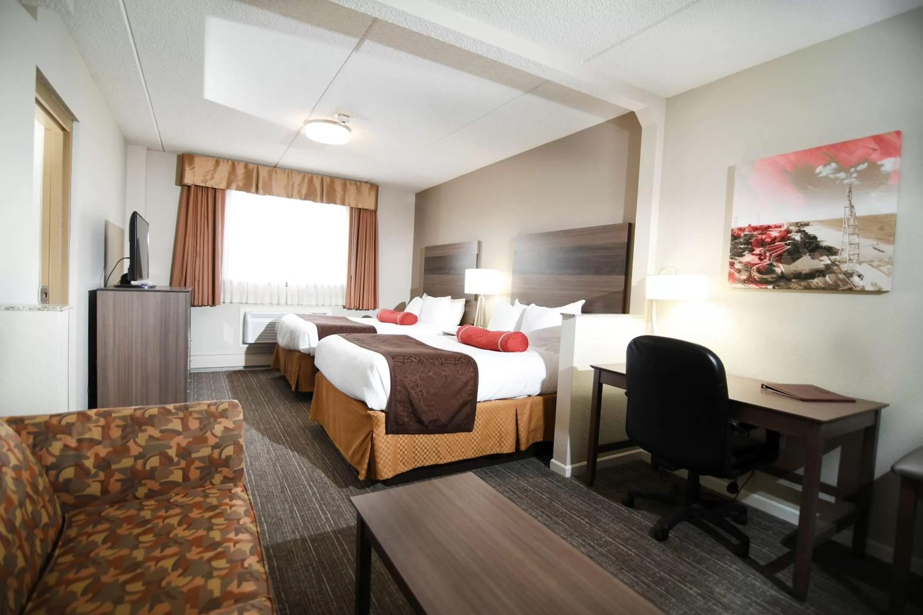 Photo of the whole room, Bed in Best Western Plus Sandusky Hotel & Suites