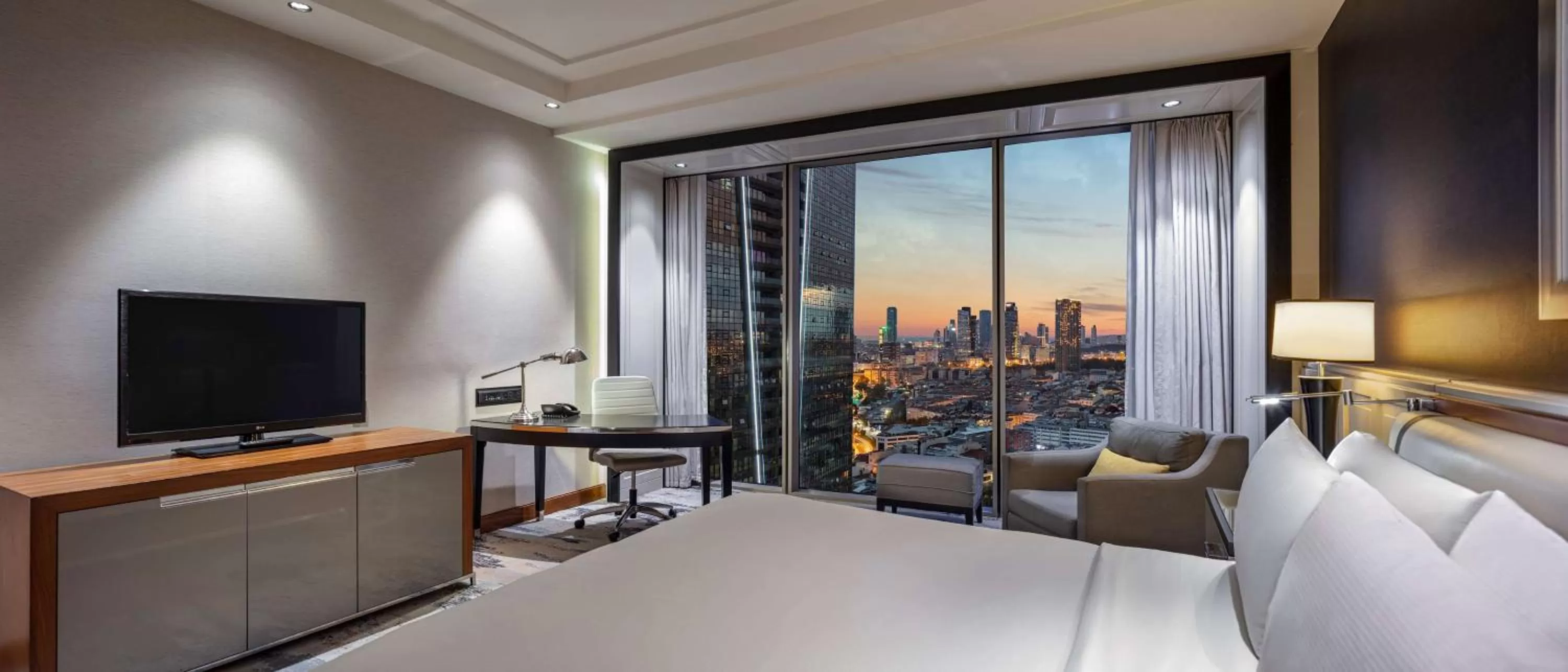 Bedroom, Bed in Hilton Istanbul Bomonti